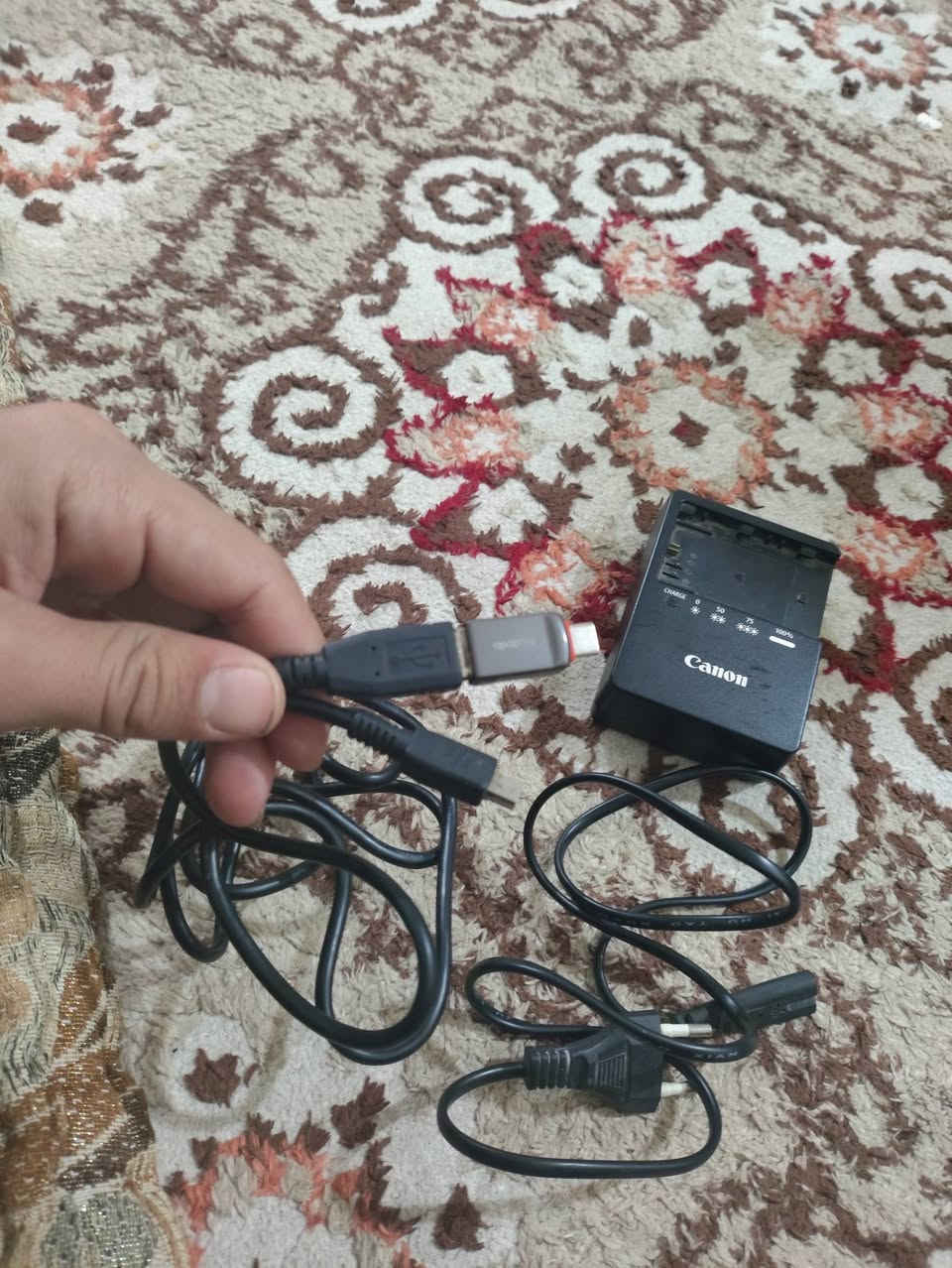 السلام عليكم اخوان كامره رياضيه زوم رياضي شاحنه واير تحويل صور كامل مكمله كامون النوع الاصلي فقط رياضيه مفوله السعر 800وبيها مجال للتواصل ***********واتساب
