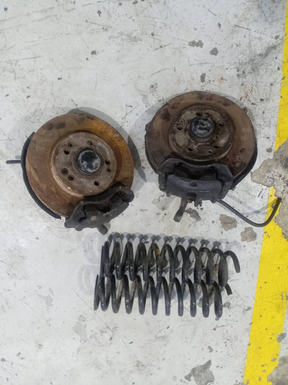 سلام عليكم تحياتي لادمن مارسيدس دب 
لويات امامي نظيفات +سطاب اكسنات كاملات بس فلنجات ضعيفات والباقي كله جديد قيم وخذهن بالبخت مكاني عماره ***********
