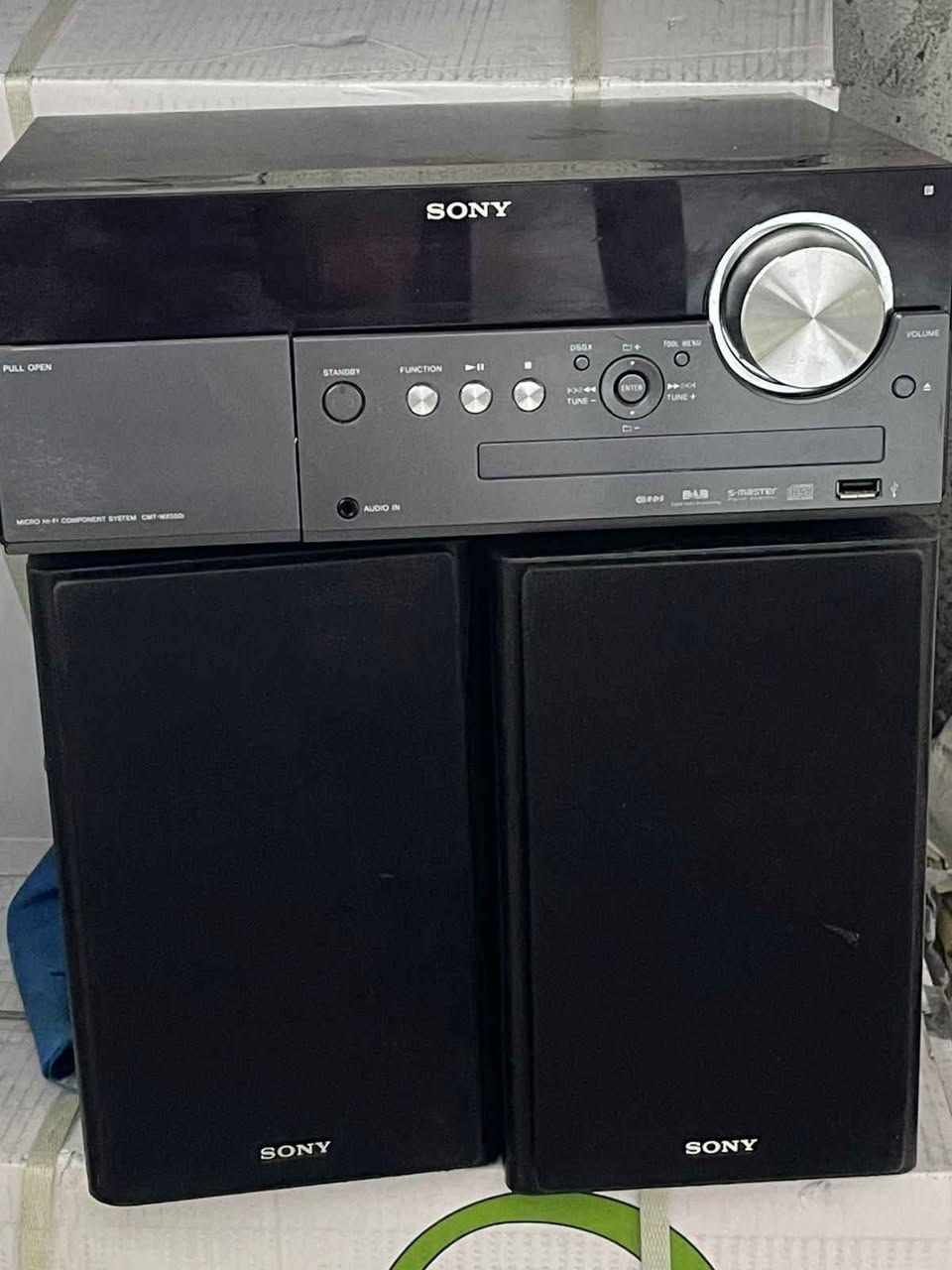 مضخم صوت Sony CMT-MX550i Micro Hi-Fi Component System
Audio In: منفذ في الأسفل لتوصيل الهاتف أو أي مصدر صوت خارجي عبر كابل AUX.
USB: منفذ لتشغيل الملفات الصوتية من الفلاش ميموري.
S-Master: تقنية سوني للمضخمات الرقمية لضمان نقاء الصوت.
Dock (Pull Open
):مكاني الكزيزة. *********** البصرة, العراق
