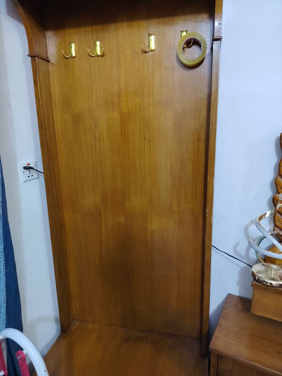 غرفه للبيع خشب نضيفه سعره 350 وبيها مجال بسيط مكاني بغداد وهاذ رقمي *********** اتصل وتدلل
