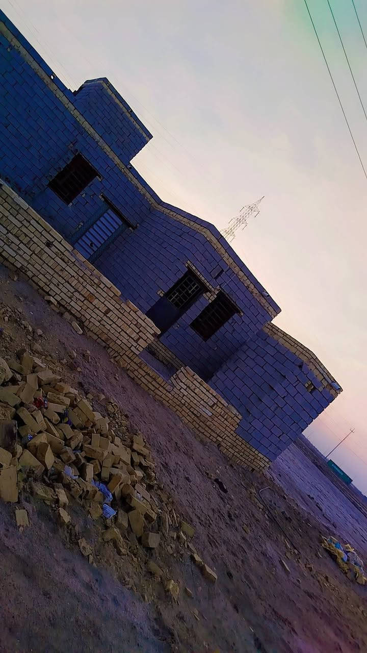 السلام عليكم يتوفر لدينا بيت للبيع في منطقه حي الجوادين بالنزله الثانيه متوفرة جميع الخدمات البيت ركن مساحته 200متر والصلته كل الخدمات من ماي وكهرباء وشوارع سبيس موقعه بحي الجوادين بالنزله الثانيه خلف المستوصف التفاصيل داخل الفيديو السعر 25وبيه مجال للاستفسار الاتصال على الرقم التالي ***********
