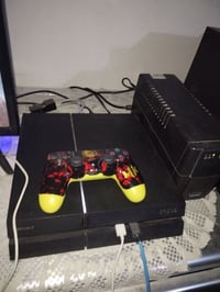 يوجد بلي 4 مهكر..للبيع بحاله جيده ونظيف  يحتوي على الألعاب كما موضحه ف...