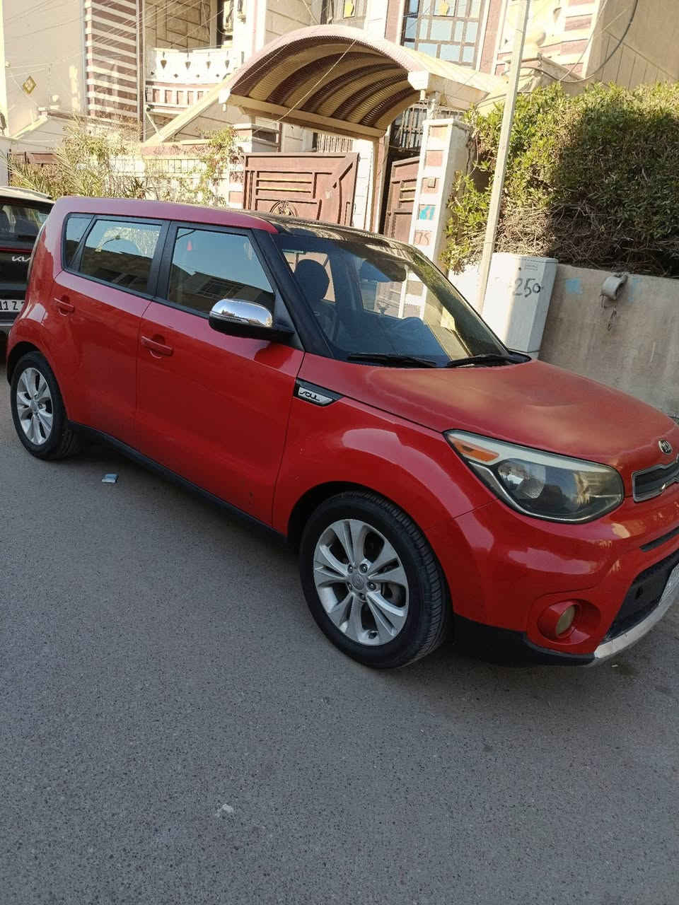 السلام عليكم .
كيا صول 2016 امريكي فول مواصفات مو العادية محرك 2000.. حادثها موجود بالصور
وسونارها هم  . السيارة نضيفه ماشية 64 ميل.

كشنات جلد 
كرسي كهرباء
 تحكم ستيرن
سلايد روف 
تبريد كشنات 
السعر 110 وبيها مجال
بغداد الغدير .***********
