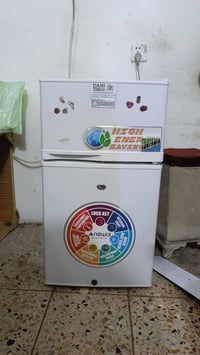 ثلاجه للبيع كلش نظيفهالسعر 100 وبيها مجال المكان الحريه07813299354