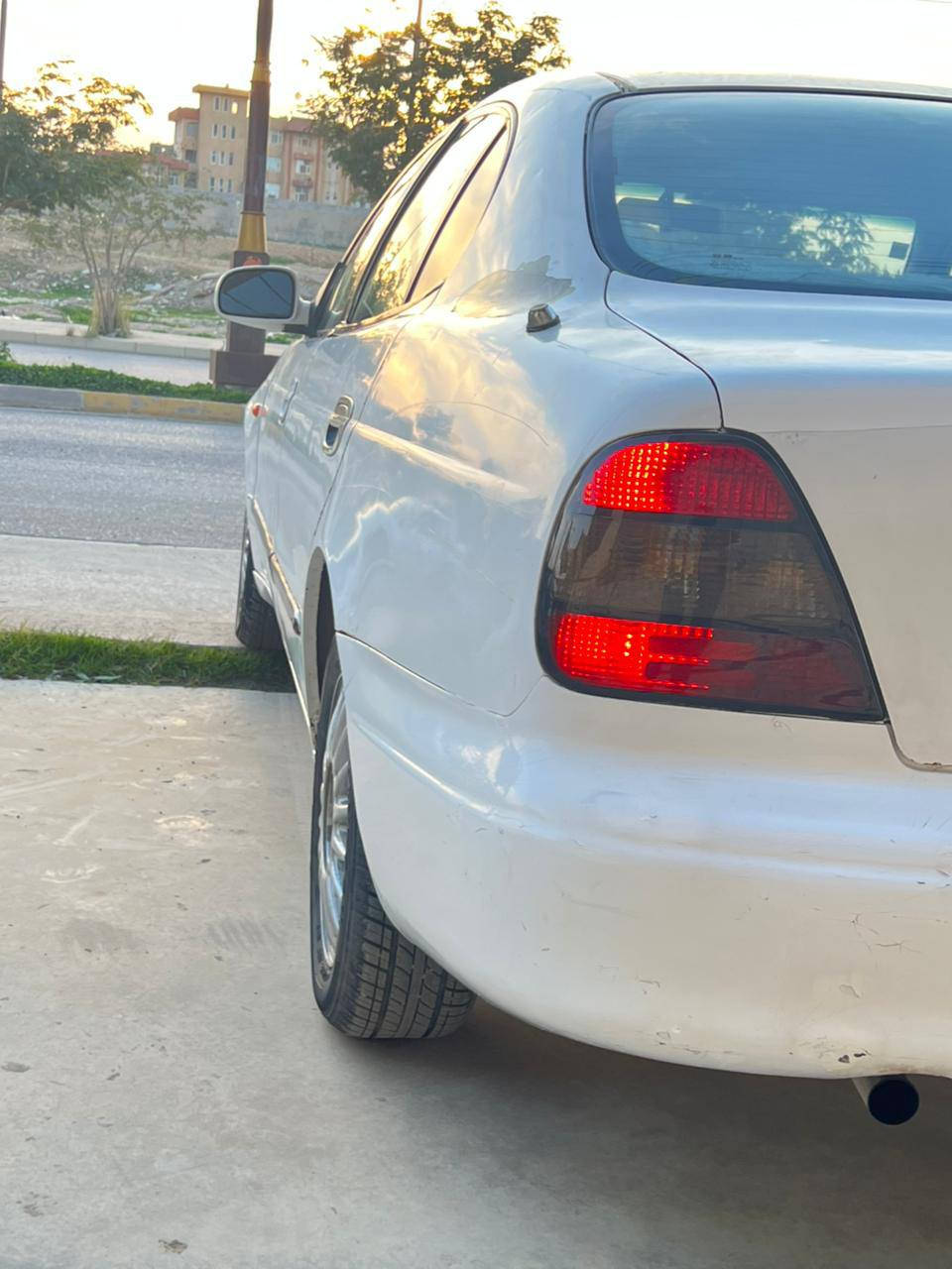 سلام عليكم سياره دايو لكنزه موديل 2000 رقم سياره ديالي انكليزي  هزه جديد سنويه لحد 30
محرك مسكر1600
 بي استيكر مال بانزين 
كير اتوماتيك 
سياره صدر امامي و خلفي 80٪ 
باتري جديد 
تخم تأير جديد صاحب سياره خانقين شرط تحويل 
سياره جاهزه من كلشي  
تبريد شغال بس رايدله غاز
 سعر سياره 35بيه مجال اراوس حسب قناعه 
مكان سياره خانقين ***********
