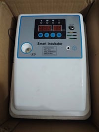 فقاسة بيض • ١٢ بيضة • بطارية كبيرة