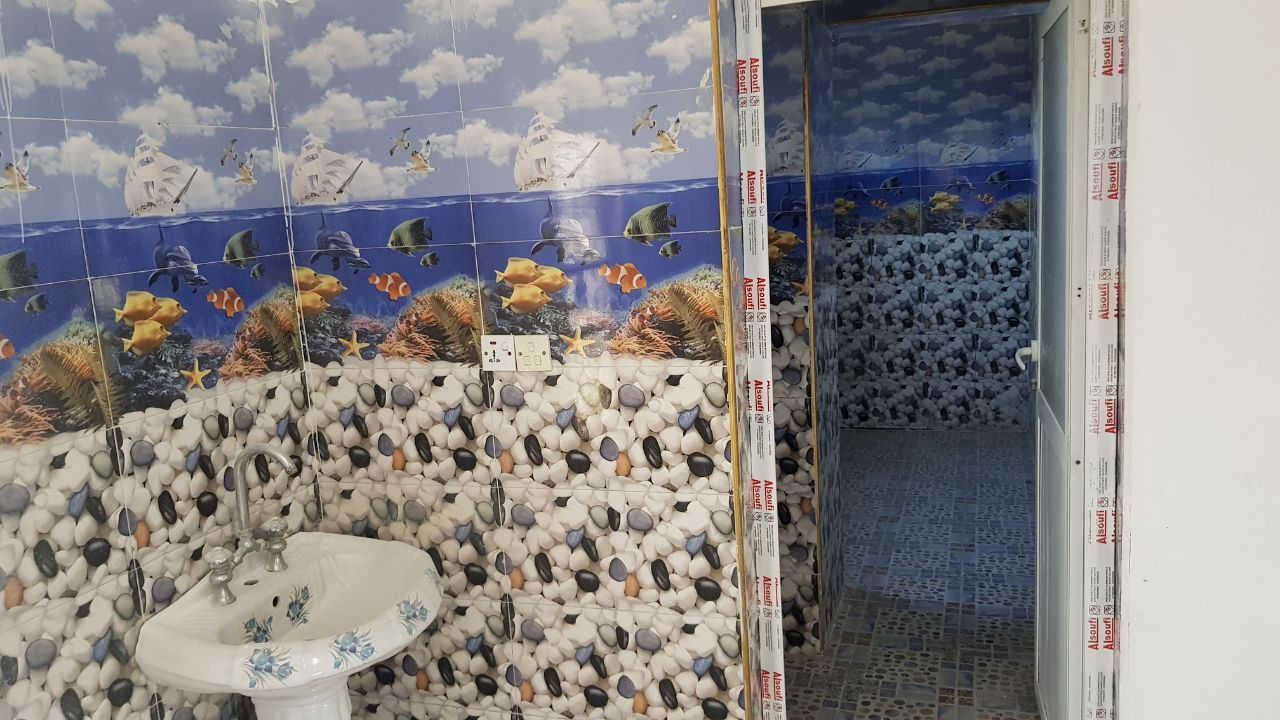 ارض للبيع هورجب قريب على المدارس مساحة706م بيها بيت292 متر بي نواقص بي خدمات  سكنية سند25واجهة البيت 22.50 ونزال31.40  الاستفسار على السعر في الخاص او الاتصال على الرقم بي واتساب ***********
