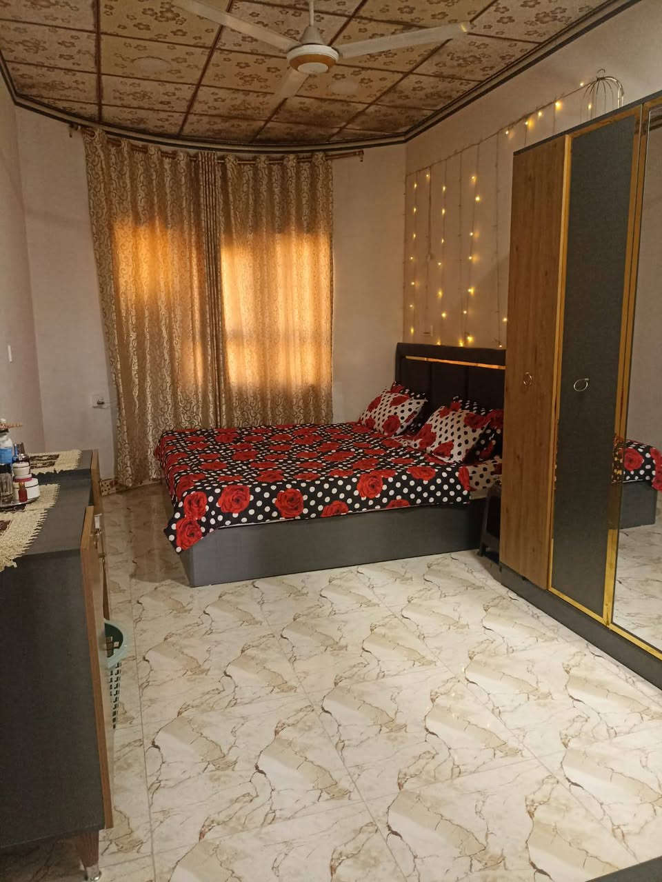 السلام عليكم 
دار للبيع موقع ممتاز
مكان الدار حي الاخاء مقابل جامع الرووف 
تفاصيل الدار 
كراج مطبخ وصحيات وهول داخلي وغرفة نوم ومنور 
الطابق الثاني 
غرفتين نوم وسطح ناصي وعالي
البيت سند طابو الزهور 
مساحة الدار 100
الواجهة 6 والعمق 17 اتجاة الدار شروق تام الدار بناء حديث وفول مواصفات نظام سبالت ونظام دشات
لمعرفة السعر الاتصال على 
***********
***********
