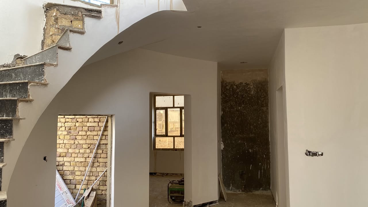 البيت للبيع
المكان مجمع اللؤلؤة
الديوانية طريق السيد محيل
المساحه ٨٥٠م
طابو زراعي ٢٥ باسمي سند
رقم القطعه ٤
مساحة البناء ١٩٠م
واجهية البناء ١٠ م
نزال ١٩
البناء كونكريت درجه اولى
البيت يحتوي على
١- بارني ٧ونص  الطول
٢- وصالتين فوك وجوه
٣- درج دور
٤- منور دور
٥- حمامات عدد ٣
٦-وغرفتين نوم وحده من الغرف سويت
٧- مطبخ 
تأسيس ماء ومجاري درجه اولى
تأسيس كهرباء بواري درجه اولى
——————
ملاحضه
—————
نواقص البيت
١- ابواب غرف عدد٣
٢-ابو حديد ٣
٣- شتايكر للسطح مع التشاريف
٤- طارمه والسياج الخارجي
٥- الكهربائيات مثل المصابيح والبلك سويجات
امراوس قطعه اوبيت 
علما البيت هو صالح ان يكون مزرعه
الاستفسار. ***********
غير متواجد عالفيس اتصل خط فقط
