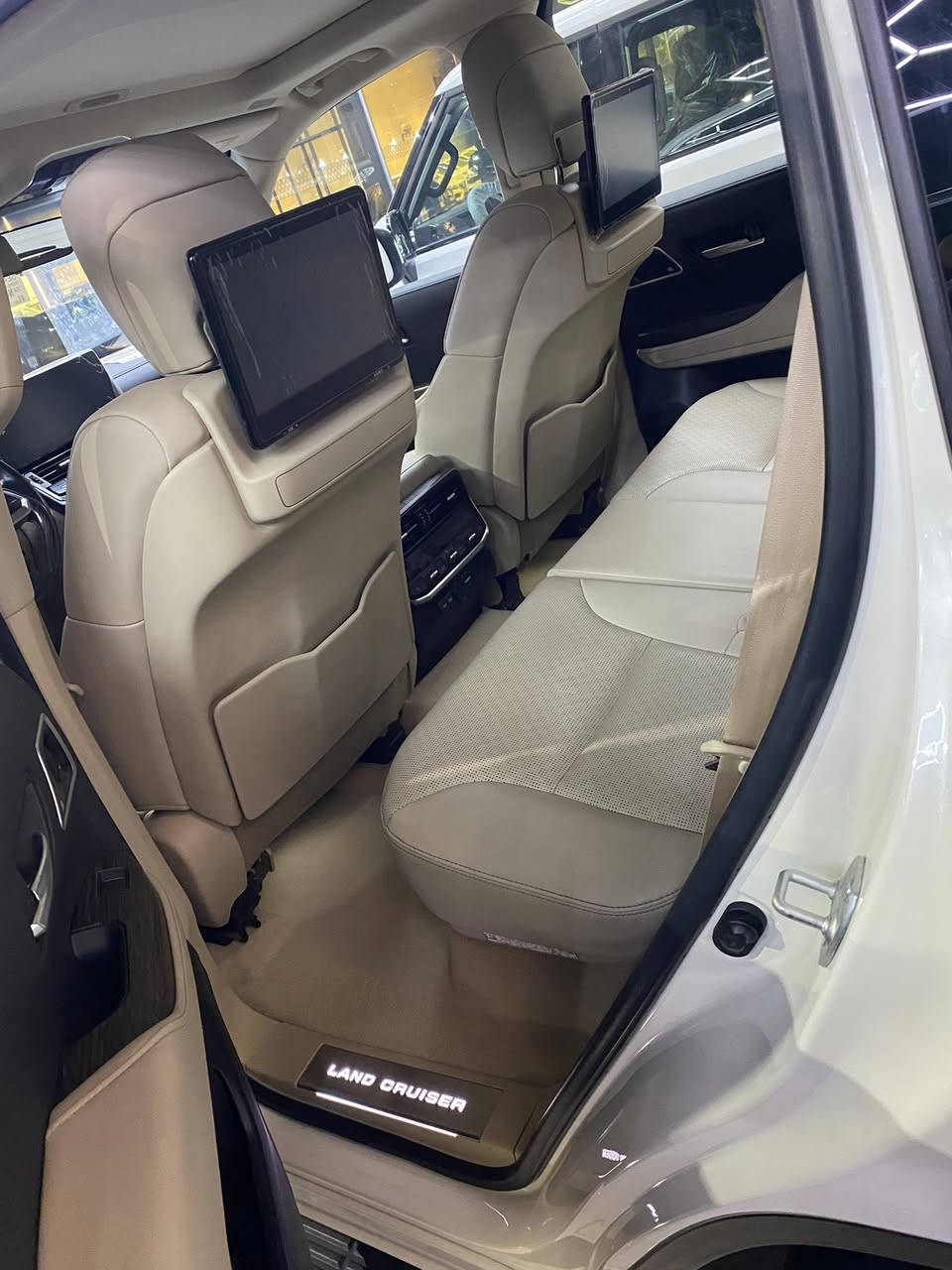 السلام عليكم 
لاندكروز 2022 ( VX فول مواصفات ) رقم بغداد بأسمي 
مكفوله من كلشي السياره جديده جداً جداً 
سعرها 67500$ 
مكان بغداد البلديات ***********
