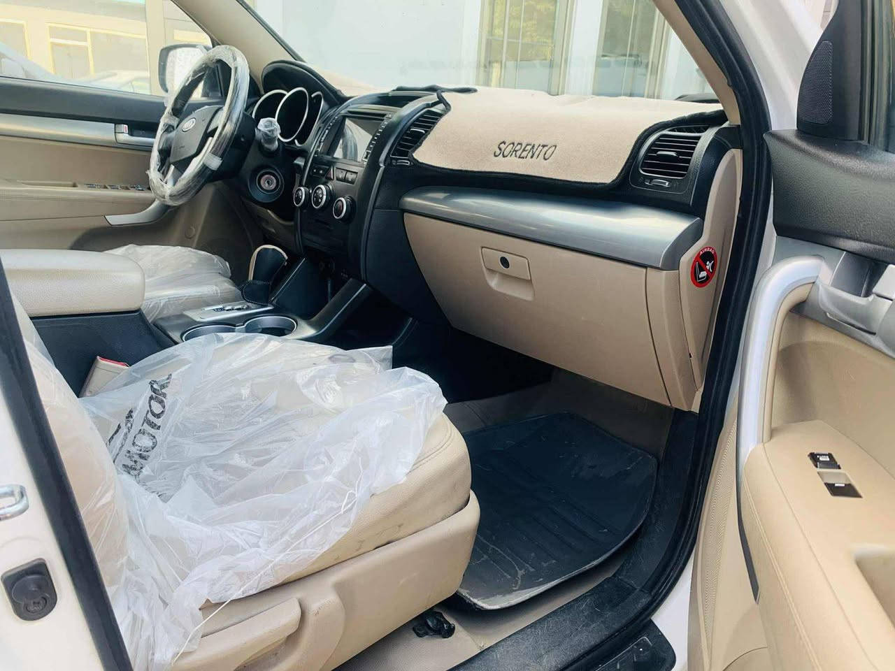 سورنتو 2012 خلیجی
دبل گیر ، کشن جلد  ،سقف بانوراما
ماشیە 190 الف ،واحد قطعه و نص صبخ بدون ضربه. سنويه  ورقم جديد 2027 بأسمي
تخم طايع جديد جديد، سياره نضيف و حلو  كلشي بشرط فحص
سعر 150 و مجال قليل
*********** كلار
