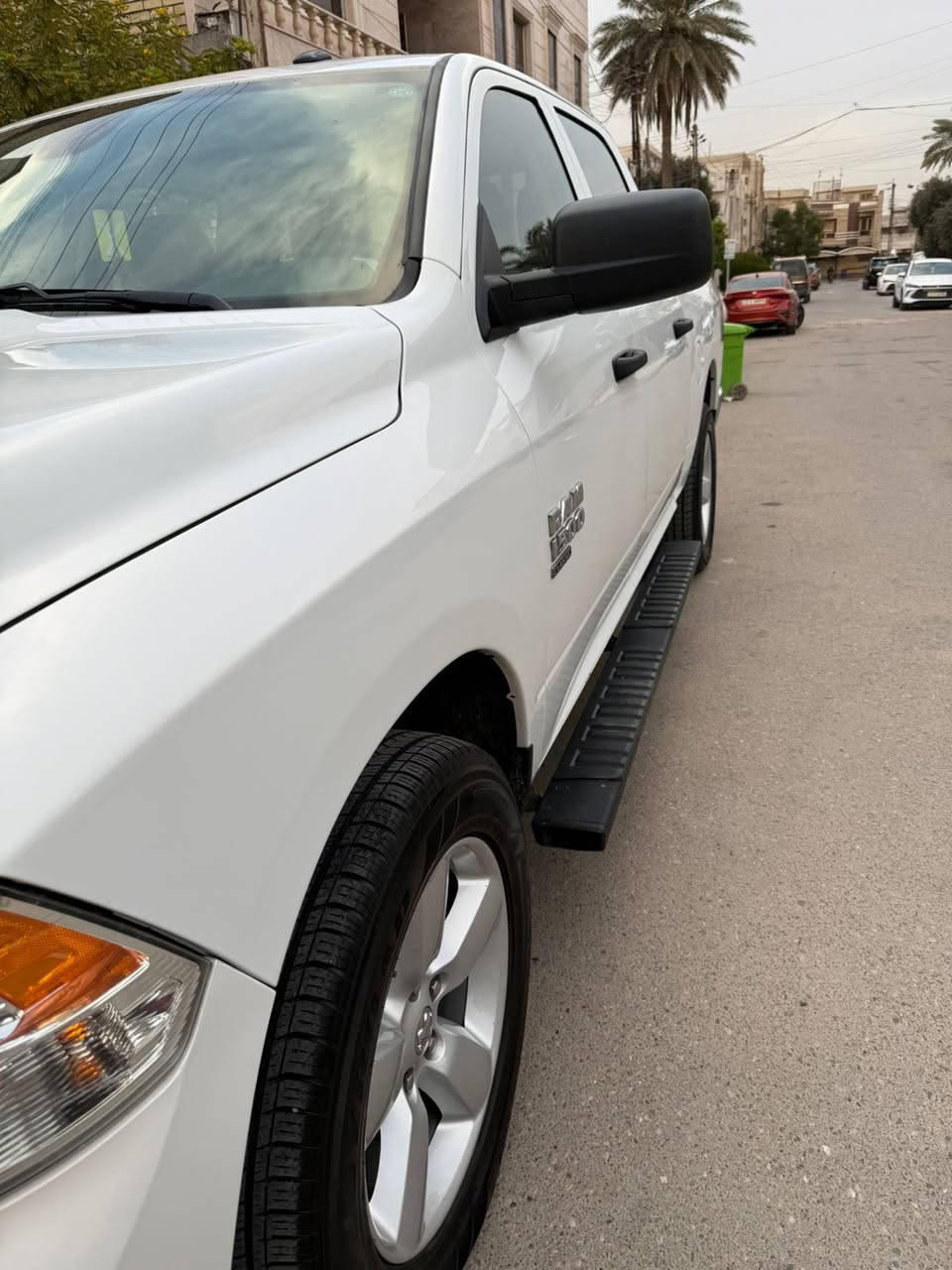 دوج رام كلاسك 2022 بسمي 
حادث سطحي بسيط جاملغ صبغ وجتي قطعتين كلير من امريكا بدون دواخل بدون ايرباك  ولسونار موجود ماشية 36 الف السيارة جديدة 
العنوان بغداد المنصور او حي العدل 
*********** 
السعر 265 وبيها مجال
