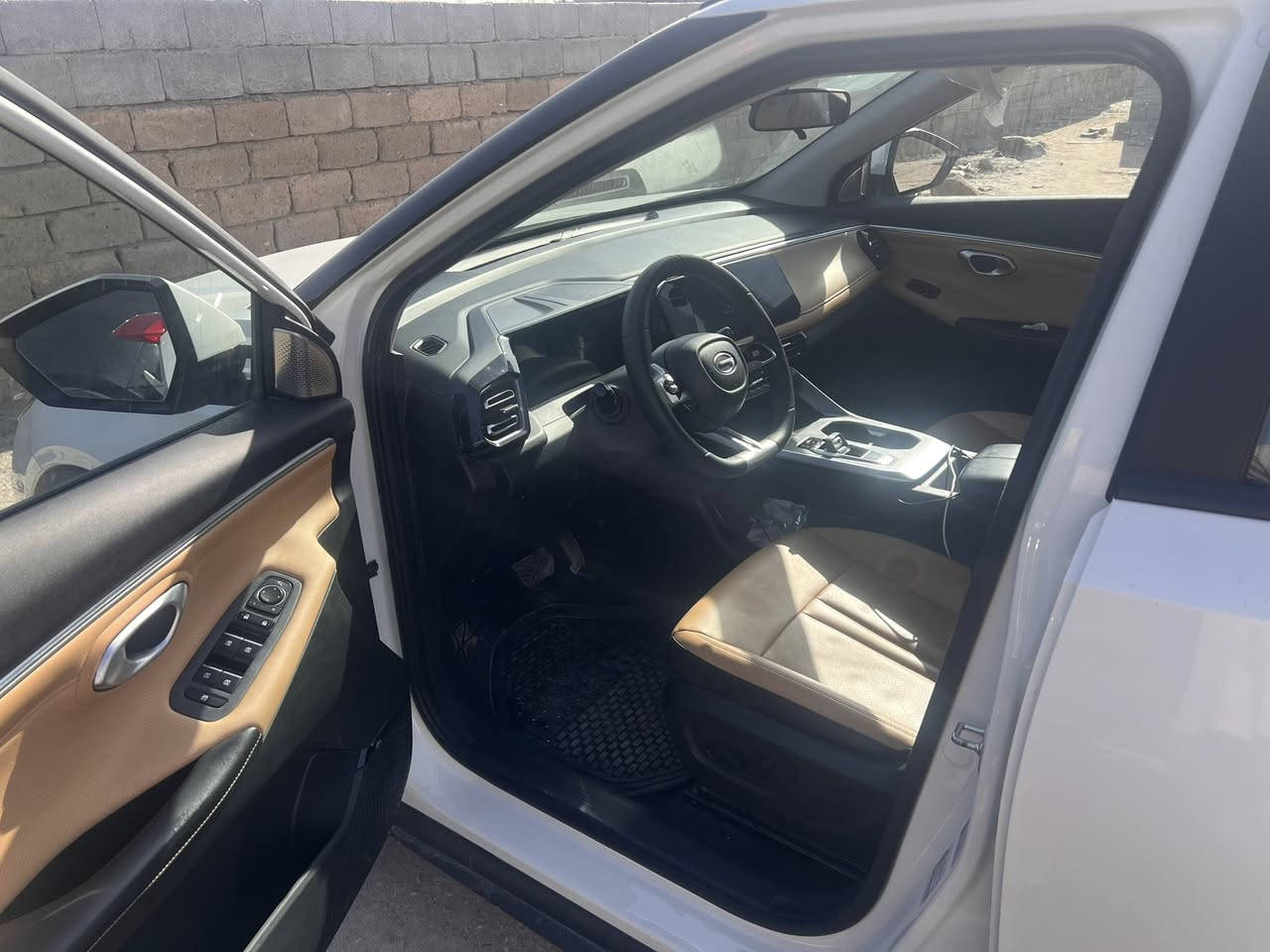 السلام وعليكم 
سياره GAC امزوم موديل ٢٠٢٤ فول مواصفات اعلى فئه  
بنرامه سياره كفاله عمامه ماشيه ٢٠ ألف السعر ١٤٥ وبيه مجال 
السياره مالت إقصاد قطع مباشر المشتري اله الصافي 
رقم الهاتف *********** واتساب موجود
