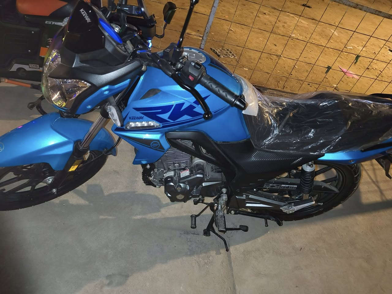 السلام عليكم دراجة RK200cc موديل 2025 ماشية 2700 للبيع رقم اربيل ***********
