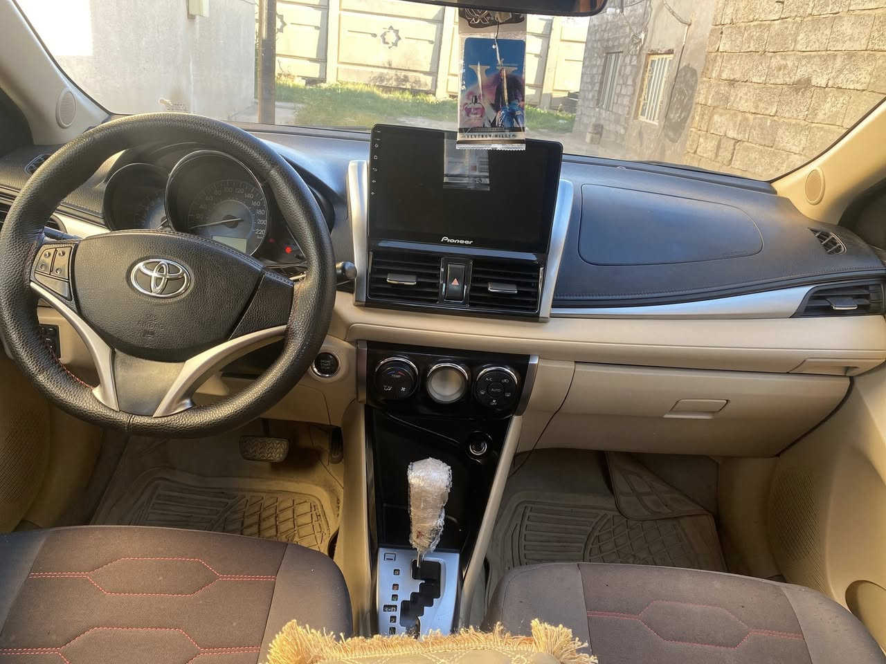 السلام عليكم للبيع او مراوس تيوتا يارس موديل 15 رقم وهزه وسنويه كله جديد ابسمي محرك 1500 سي سي كير محرك كفاله مامفتوحات صدر امامي خلفي جيد جدآ داخلها جديد وضع الشركه سونار مرفق مع صور السياره فول مواصفات بصمه اشاير بالمري شاشه وحساس وتحكم ستيرن يدات نيكل 5ويل كب تخم تاير مابيها اي نقص السعر 115 وبيها مجال مكانها بغداد التاجي قرب المرور التاجيات باقي التفاصيل اتصل وتدلل ***********
