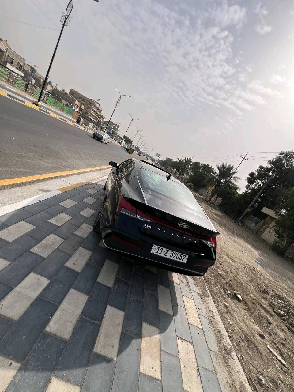 سيارة هيونداي إلنترا موديل حديث للبيع، باللون الأسود الأنيق. السيارة بحالة ممتازة من الداخل والخارج مع مقاعد مغطاة لحمايتها. مزودة بعدد من الميزات الحديثة والمريحة. التصميم الخارجي يعكس الفخامة والديناميكية، مما يجعلها خياراً مثالياً للاستخدام اليومي.