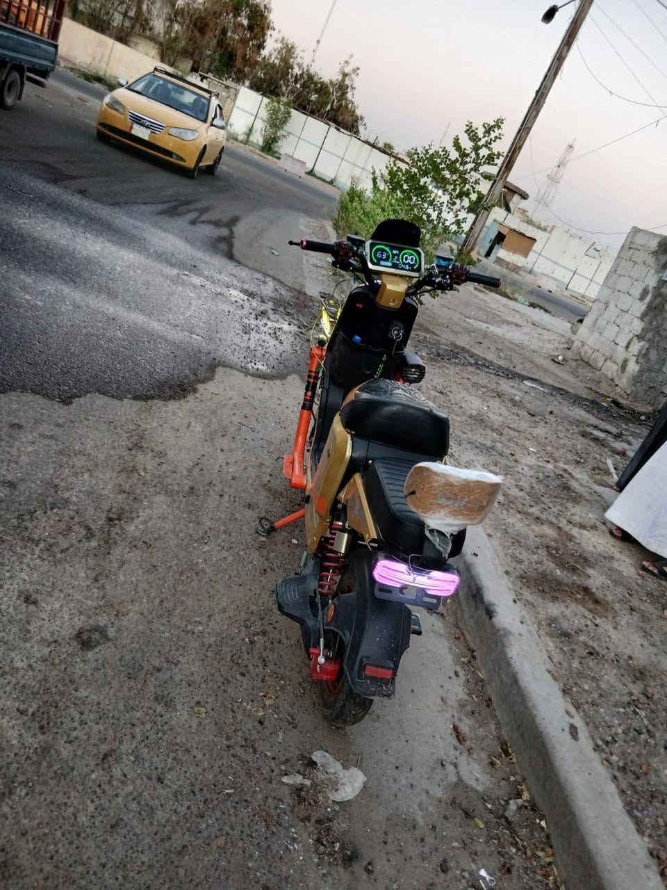 السلام عليكم عندي دراجه للبيع شحن اكس 900 بطاريات جدد 5 كبار والدراجه هواي بيها مواصفاتبسرعه وسرعتها 110 مكان بغداد السعر 350 وبيها مجال  شراي  على رقم*********** بيع مراوس حسب القناعه بطاريات ابو الولد حجم البطاريات 32 امبير
