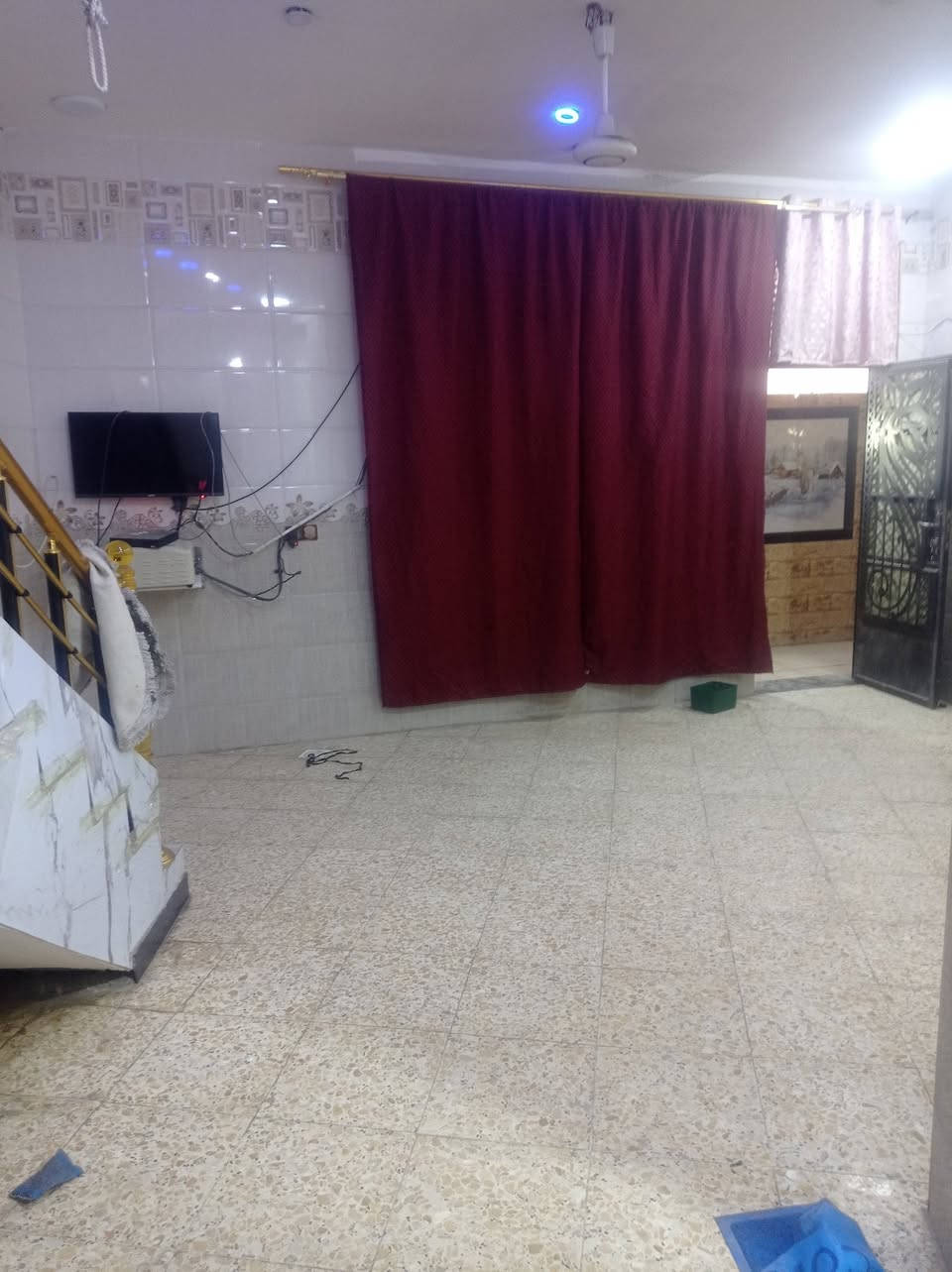 السلام عليكم بيت للايجار بسكينه الزراعي بدايه شارع البانزين خانه البيت بي صاله كبيره واستقبال وغرفه نوم ومطبخ وجاهز من كلشي تجي وتكعد كامل من كلشي للتواصل ***********
