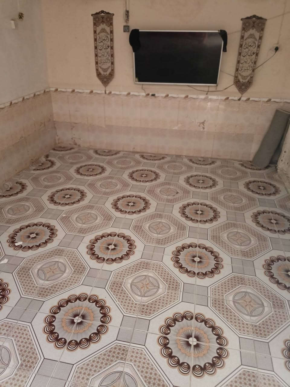 بيت البيع بل تضحيه شارع العياده يم صيدليه فدك أو يم مدرسئ قبضه الهدى البيت 200متر   طارمه جبيره 3غرف الغرفه ال3نضام سويت صاله عدد.2 ودوانيه ومطبخ وحمام وترك داير البيت متر وربع الاستفسار أكثر. ***********. ،،سعر البيت 140 وصل بل مكاتب 130
