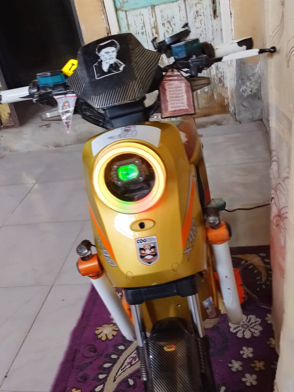 السلام عليكم دراجه شحن اكس 900 دراجه نظيفه كل شيء ما بيها بطاريات جدد 33 نبيع تمشي 120 اربع نمر موديل 2026 مكاني بصره *********** السعر 475 وبيها مجال تحياكم الله باي وقت

