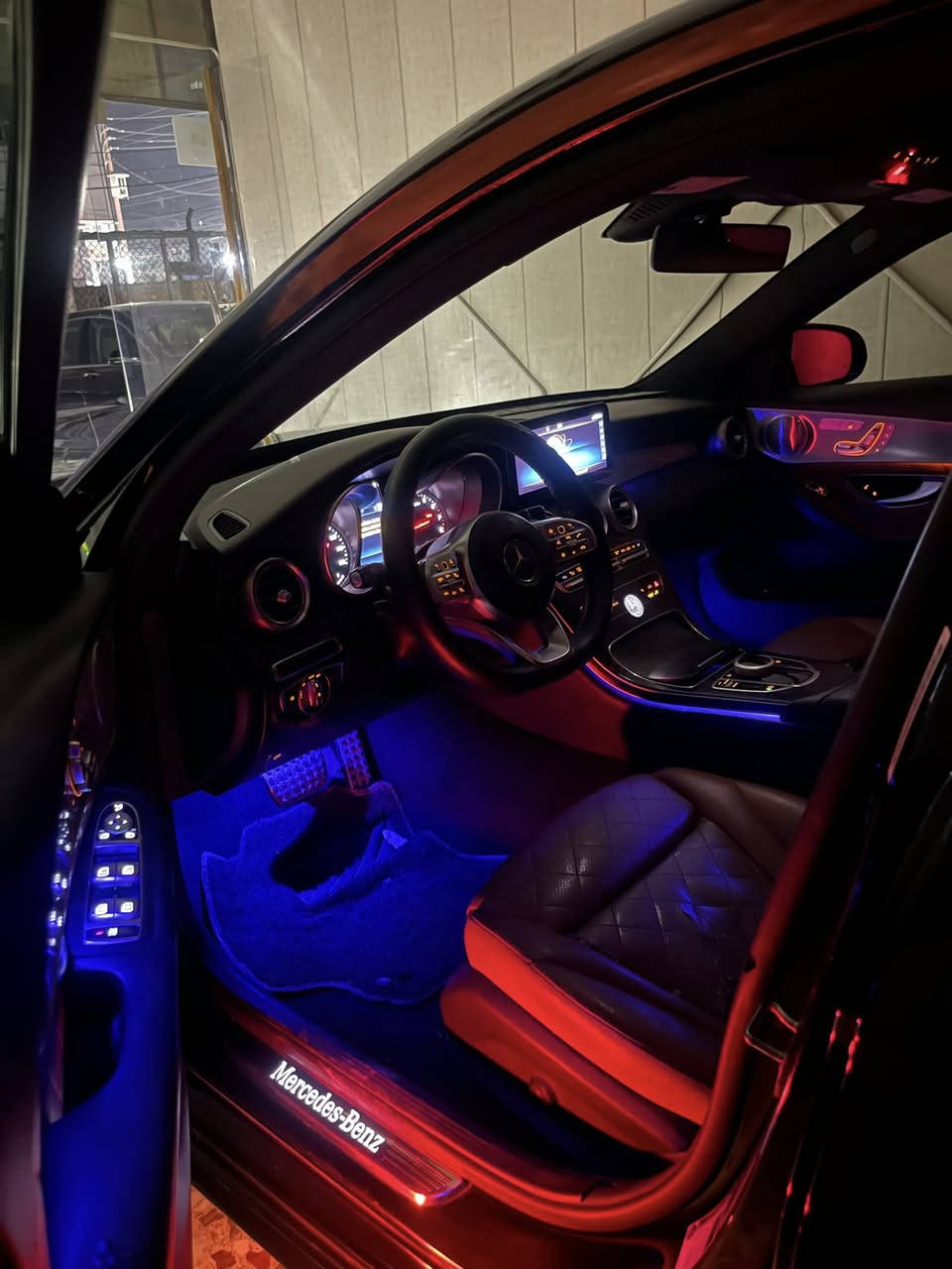 مرسيدس C300 بدي AMG 2019 بلادي سياره بيه صبغ  على كد شبر بلبنيد  والحادث مالته جاملغ وبابتين صفحة الراكب مغيره قطع بلادي نفس اللون والمحرك مفتوح ايرباك البردة طاك فقط  السيارة مصروف عليهة وجديدة ماشية 160 الف قابل للزياد رقم السيارة اربيل سعر السيارة 220 وبيهة مجال

***********
