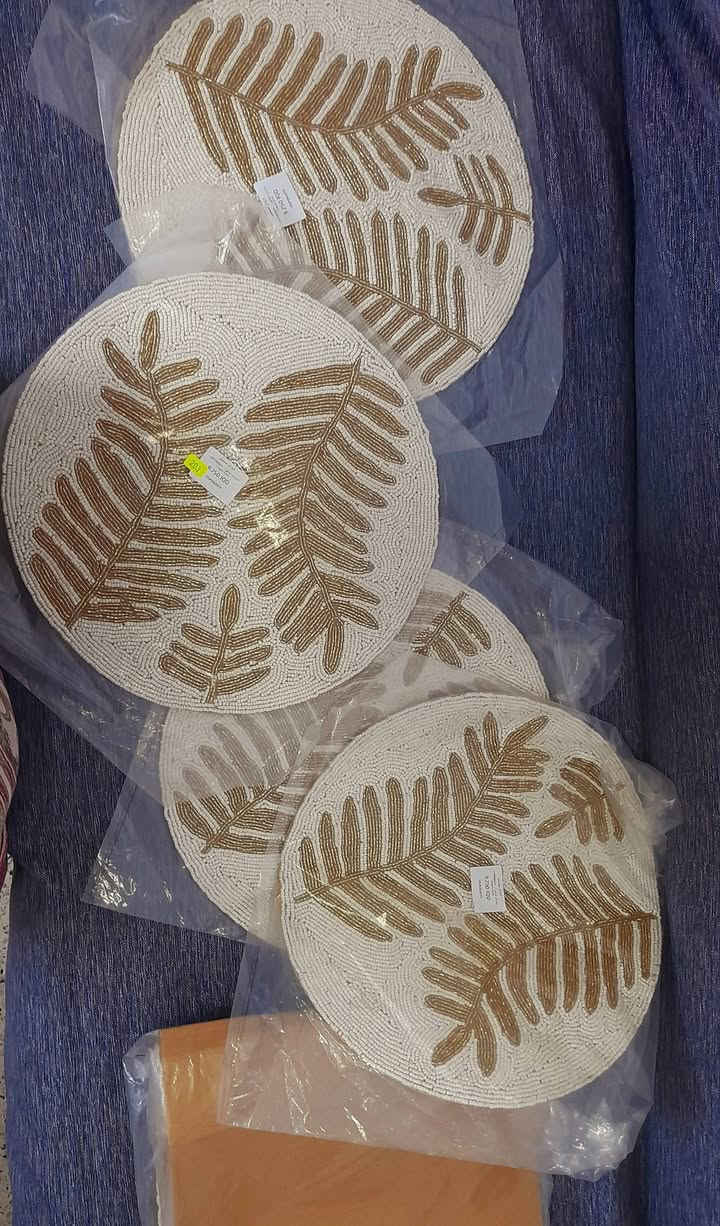 سلام عليكم  سيت مفارش طبلات  ٥ قطع تجنن شغل خرز يدوي  .الله شاهد جديدة بجيسها بعدني مفتحتها . اخذتها قبل شهرين من جدار سنتر ماخذتها ب ٦٢ الف . 

الي يريدها يخابرني وان شاء الله منختلف على السعر . 
سبب البيع مكعدت ويه القنفات لان غير لون والمحل مقبلو أرجعها . 

***********
