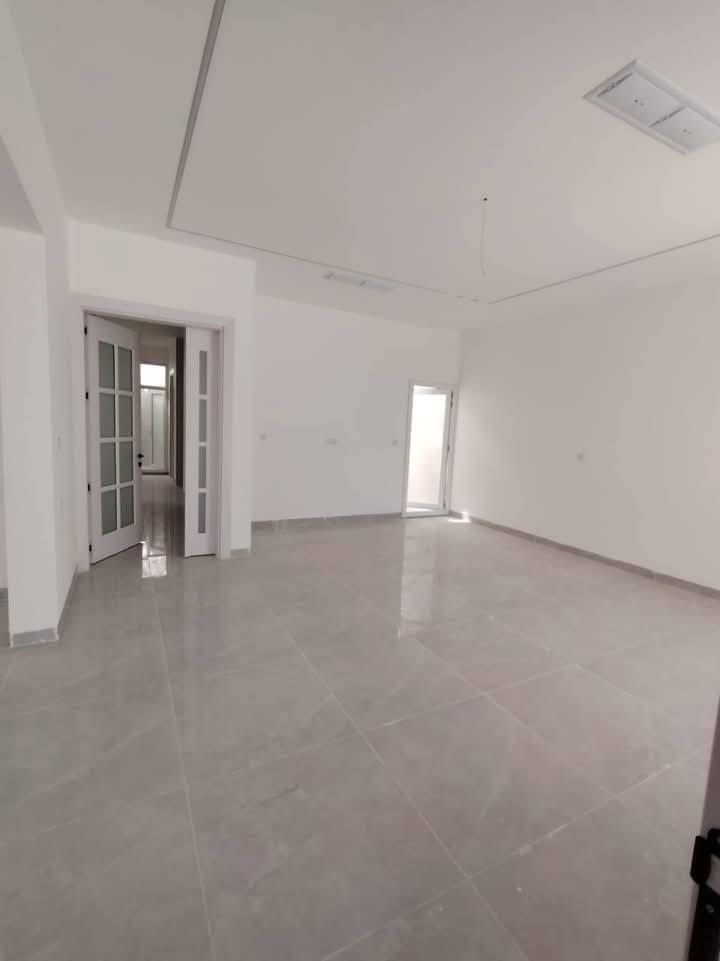 بيت للبيع كلش حلو نرخی زۆر گونجاو     ***********
في السليمانية منطقة رابرين جديدة ، مساحة 200متر ، موقع كلش حلو ، قريب عن سوق و باص ، واجهة قبلة ،  
طابق الاول  ( ا ستقبال - مطبخ - مساعد مطبخ - هول - غرفتين النوم - صحيات )
للسعر والتفاصيل اتصل بهذا الرقم 👇 
اتصال + واتساب + فايبر
