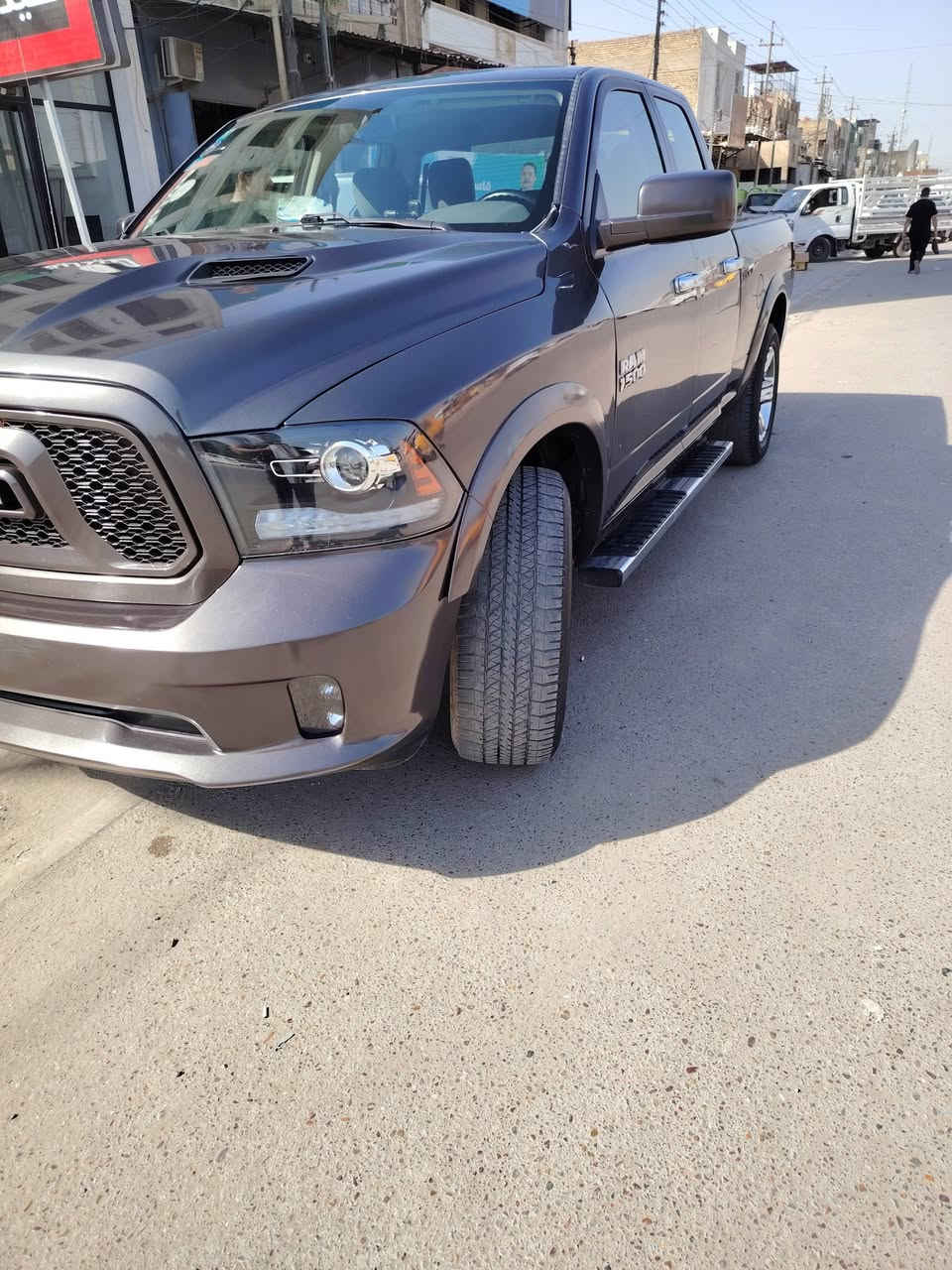 السلام عليكم
دوج رام فئه كلاسك مديل 17 محدث بجم 22
بدي طويل باب قصير 
رقم بغداد نكليزي باسمي رقم مميز 
محرك 6 سلندر  3600
حادث 3 قطع 
مواصفات الكلاسك معروفه 
سياره خير من الله نضيفه 
السعر 162 بي مجال قليل 
مكان السياره بغداد الدوره 
***********
