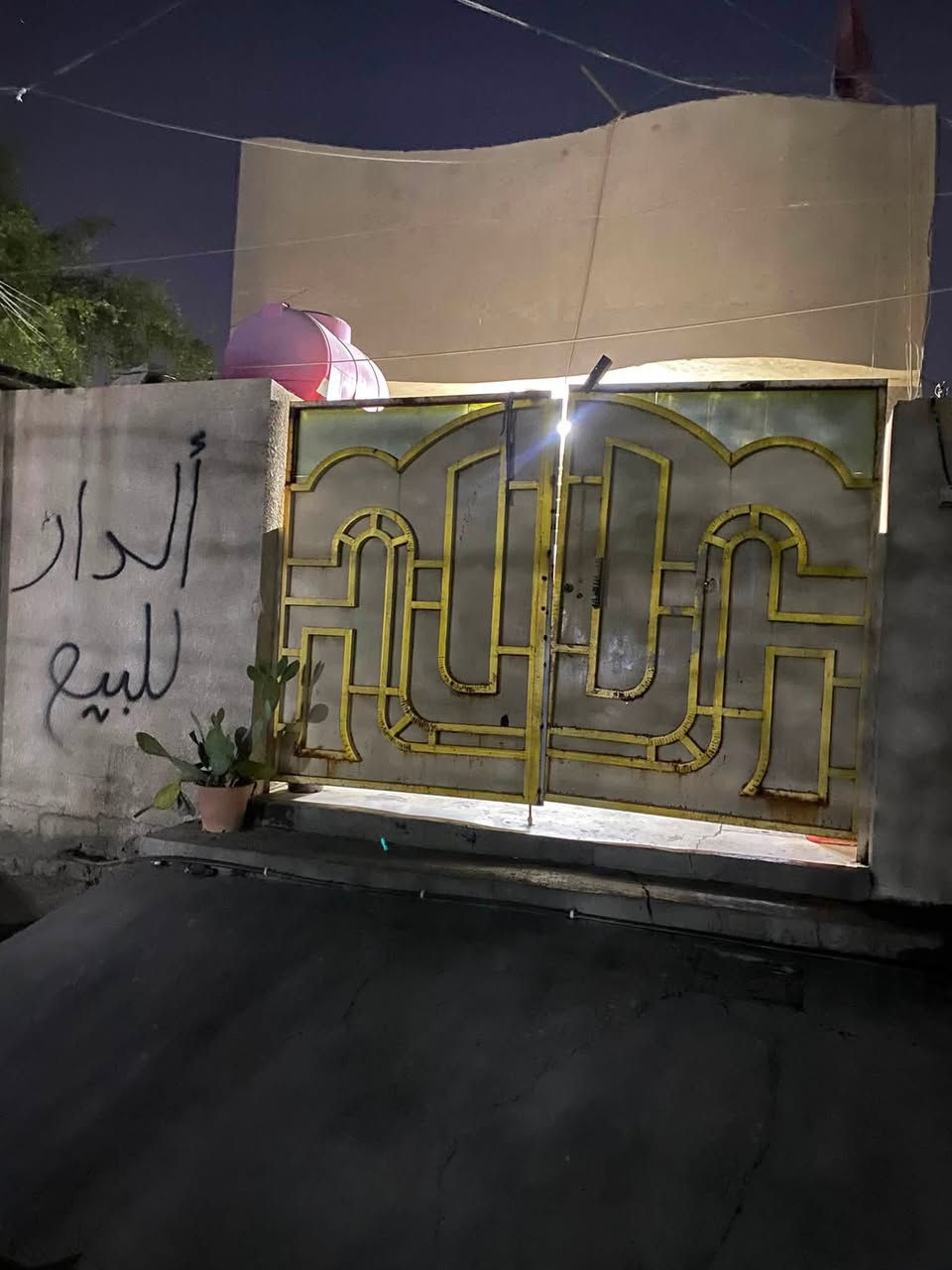 سلام عليكم دار للبيع طابقين مثل الي بلفيديو مي كهرباء خطين مجاري رئيسي مساحة الييت 100 متر بس اكو غرفة نوم بطابق الثاني يرادلة بياض البيت جهاز من كلشي المكان جكوك شارع قمر بني هاشم اخير استدارة قرب جملة الريحانة السعر 40 للستفسار ***********
