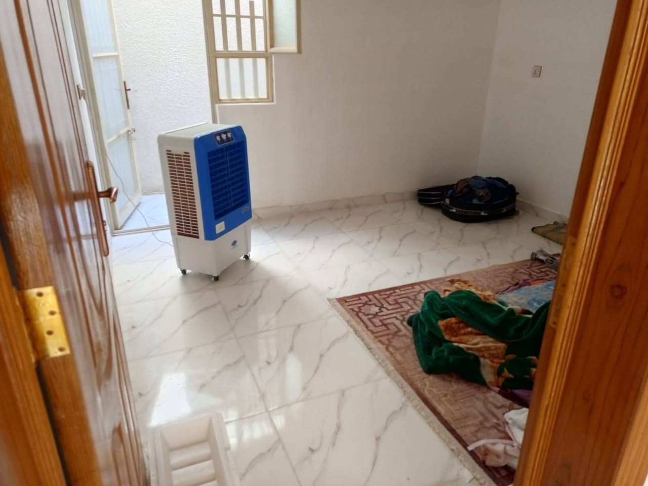 بيت للبيع
كربلاء مجمع سيد اسماعيل السكني بيت للبيع مساحة 50 متر  سند 25 قرار محكمة يم عمود ١٤٣ خدمات كامله ماي مجاري كهرباء تبليط ويجود فيه ميزانية كهرباء ومعاملة ميزانية الماء ايضا 
السعر 40 مليون وبي مجال مستعجل على بيعتة واذا اكو بيت طابق اونص اراوس ويا بس كون خريطة مرتبة 
يحتوي على غرفة  وصاله ومطبخ و صحيات عدد 1
محمد  ***********
متواجد واتساب ،
عنوان مجمع سيد اسماعيل
