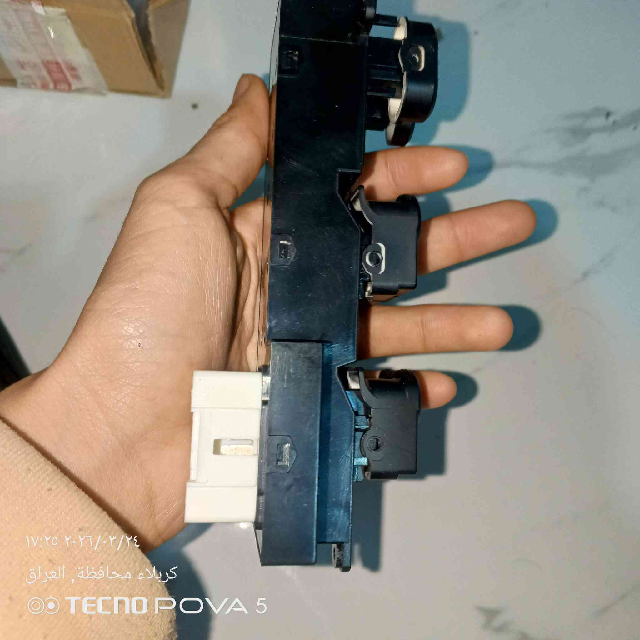 مفتاح التحكم الرئيسي بالنوافذ والقفـل (Master Power Window Switch) المخصص لسيارة هيونداي أكسنت (Hyundai Accent)، وتحديداً للموديلات المصنعة بين عامي 2011 و2017.


**إذا كنت صاحب هذا الإعلان وتريد حذفه لأي سبب، رجاءا أرسل رسالة إلى الدعم الفني**