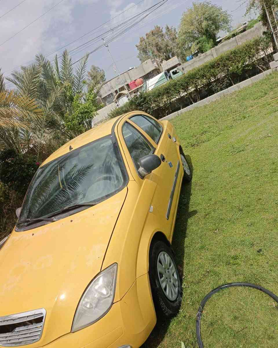 سياره طيبه 2015 مكفوله من الضربه بيها بس طخه بل چاملغ الامامي الايمن  گير محرك خير من الله  حداديه جديده السياره عليها ادامه كامله من كلشي گبل للشارع رقمها بغداد وراعيها ابغداد.يريد مداور مكانها كربلاء طويريج 37 و بيها مجال حك الجيه   ***********
