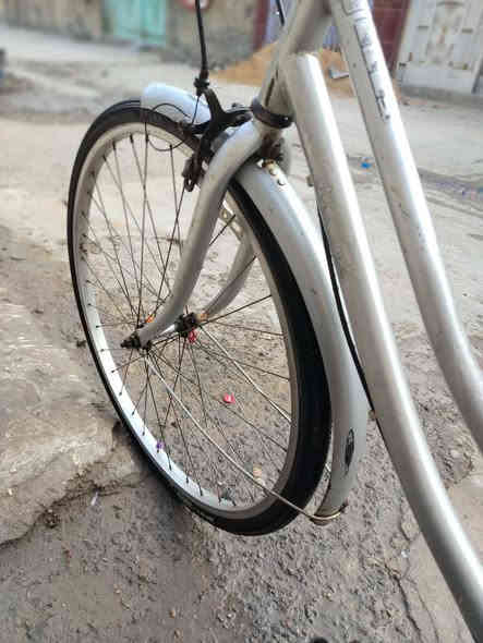 سلام عليكم بايسكل بناتي حجمه 26 نضافة 100 تيرات جديد السعر ٥٠ وبي مجال المكان بغداد العبيدي الاتصال واتساب أو رصيد *********** او
