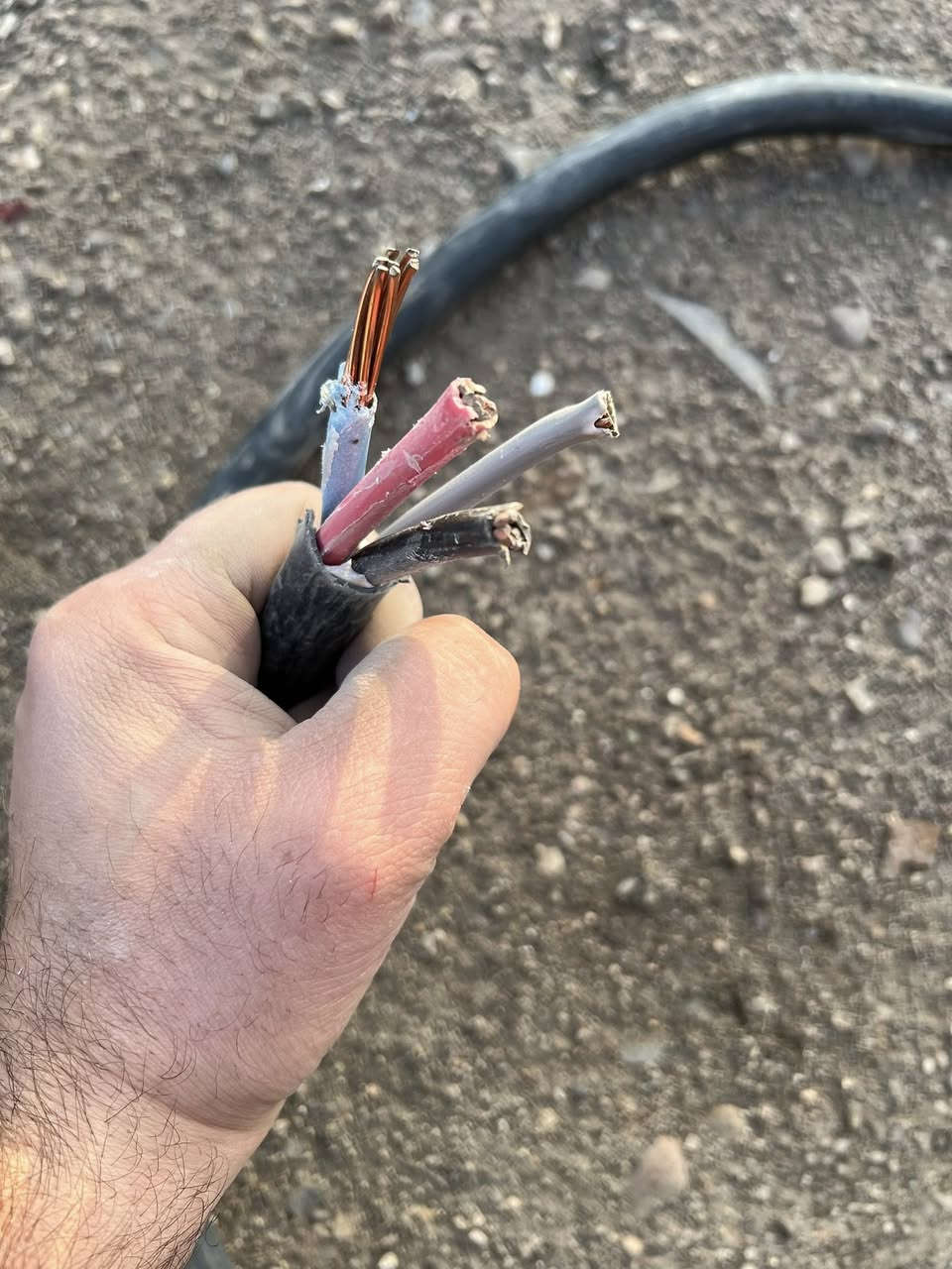 للبيع كيبل قياس ٤*١٠
الطول ٤٥ متر 
***********
