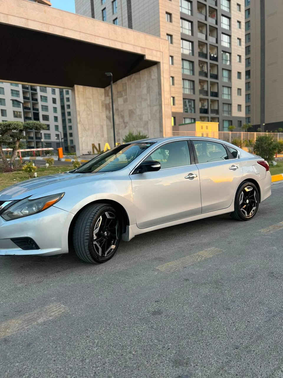 🚗 للبيع | نيسان ألتيما SR موديل 2017 | وارد أمريكي
✅ الفئة: SR
✅ المحرك: 2500 سي سي - 4 سلندر (تنفس طبيعي)
✅ ناقل الحركة: CVT
✅ العداد: 140 ألف ميل
✅ اللون: سلڤر (رصاصي)

المواصفات:
✔️ بصمة تشغيل
✔️ بصمة دخول
✔️ كاميرا خلفية
✔️ شاشة وكالة
✔️ مثبت سرعة
✔️ وجميع مواصفات فئة SR المعروفة

حالة السيارة:

* المحرك شرط وممفتوح
* الگير شرط وممفتوح ويعمل بصورة ممتازة 
* السيارة استخدام مرتب ولا تحتاج أي صرف

الضرر:

* حادث خلفي (قبغ صندوق) في أمريكا
* جاملغ أمامي بارد داخل العراق
* ⁠بيها ملاحظات بسيطة 

📄 رقم أربيل السنوية باسمي والتحويل ثاني يوم
💰 السعر: 11,800 دولار 
118 ورقة 
 مجال بسيط بعد المعاينة

📍 الموقع: بغداد - حي الجهاد

📞 للتواصل: ***********
