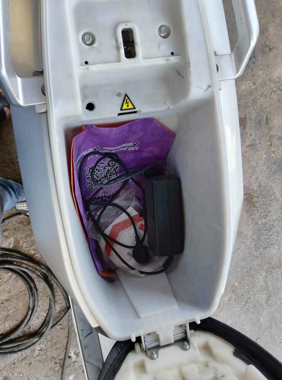 دراجة ريان (RAYAN) الغنية عن التعريف، الملقبة بـ "وحش الكون"، معروضة للبيع. الدراجة بحالة ممتازة وجاهزة للاستخدام الفوري.
أهم المواصفات والمميزات:
المحرك: قوة المحرك [ 2000 واط]، تسارع ممتاز جداً.
البطارية: نظام [72 فولت]، استجابة سريعة وشحن يدوم لفترة طويلة.
السرعة القصوى: تصل إلى [70-75] كم/ساعة (حسب الحمل والظروف).
الإضاءة: نظام LED مزدوج مع عدسات قوية جداً للقيادة الليلية.
الإضافات: شاشة ديجيتال متطورة، نظام إنذار ضد السرقة، تشغيل عن بُعد (ريموت).
المرفقات:
الشاحن الأصلي.
المفاتيح والريموتات الأصلية.
السعر المطلوب: [925 ] (قابل للتفاوض البسيط للجادين).
المكان: [كراده داخل او الدوره حي دجله].
للتواصل: [*********** ]. بغداد, العراق
