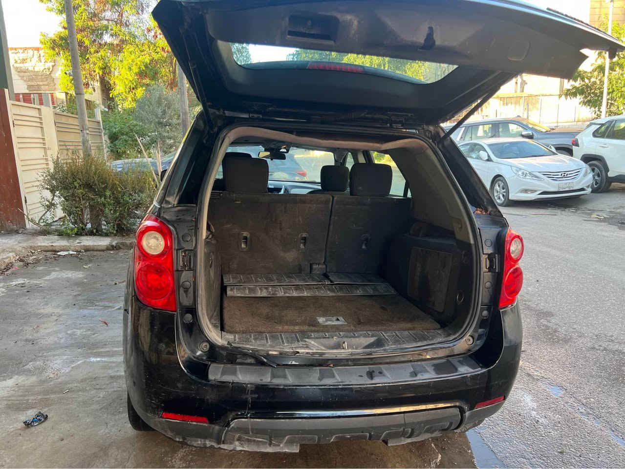 السلام عليكم
بعد التحية

شوفرليت ايكونكس 2010 ls
Chevrolet equinox 2010 ls
محرك 2400
2.4
اربعة سلندر v4

السيارة ماشية بالكيلو متر 205639
وما يعادل بالمايل 127778

رقم الشاصي 

2cnalbew0a6315048
السيارة وارد كندي حسب ما اشتريتها بوقتها من المستورد
السيارة اول ما دخلت عندي من شهر 12  سنة 2013
الضرر مالتها حسب ما كال المستورد بوقتها بالتكمة جهة السائق و مصبوغ جزء من القمارة

اللون اسود بيها طخات بالسيارة موضحة بالصورة الكشر يعني 70-75‎%‎ والباقي ينراد ترتيب

عندي الها دعامية امامية بلادية لون اسود انطيها ويا السيارة

السيارة ينرادلها ترتيب متروكة صار تقريبا سنة ونص يمكن 8 مرات طالع بيها

محرك مجفته قبل ثلاث سنوات وشغال ما بيه مشكلة
كير ما بيه اي مشكلة 
تبريد شغال
هيتر شغال
كهربايات شغالة

السيارة بدلت الدبلات و الباور ستيرن صار ثكيل وطلع اشارة بالدشبول مال باور حاليا الستيرن بيه ثكل

السيارة للبيع بسعر 6400 دولار
64 ورقة
السيارة رقم صدامي باسمي
عليها غرامات 600 الف اني اتحملها
السنوية ساقطة واني اتحمل الرسوم مال سنين العابرة عليها

السيارة موجودة بالاعظمية قرب جامع النداء
عندي صور كاملة ادز صورها كاملة بس راسلني على الاعلان او على الواتس اب

***********

شرط التحويل … البيع شرط التحويل 
مع الشكر والتقدير بغداد, العراق
