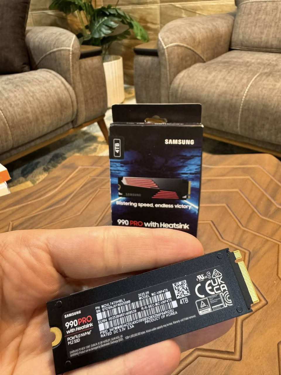 السلام عليكم
هارد ssd m.2 4 تيرا من سامسونك كوري مو صيني
سعره غالي بالمحلات
قيم باليرضي الله وبالعافية
وهاي المواصفات

هذا المنتج هو وحدة تخزين Samsung 990 PRO with Heatsink، وهي وحدة SSD من نوع NVMe M.2 فائقة السرعة.
السعة: 4 تيرابايت.
النوع: PCIe 4.0 NVMe M.2 SSD.
الأداء: تصل سرعة القراءة إلى 7450 ميجابايت/ثانية.
الميزة: تأتي مع مشتت حراري (Heatsink) مدمج للحفاظ على أداء مستقر أثناء الاستخدام الكثيف.
الترجمة
SAMSUNG: سامسونج
4TB: 4 تيرابايت
Blistering speed, endless victory: سرعة خارقة، انتصار لا ينتهي.
990 PRO with Heatsink: 990 برو مع مشتت حراري
PCIe 4.0 NVMe™ M.2 SSD: وحدة تخزين SSD من نوع M.2 بتقنية PCIe 4.0 NVMe
Read Speed 7450MB/s: سرعة قراءة تصل إلى 7450 ميجابايت/ثانية


**إذا كنت صاحب هذا الإعلان وتريد حذفه لأي سبب، رجاءا أرسل رسالة إلى الدعم الفني**