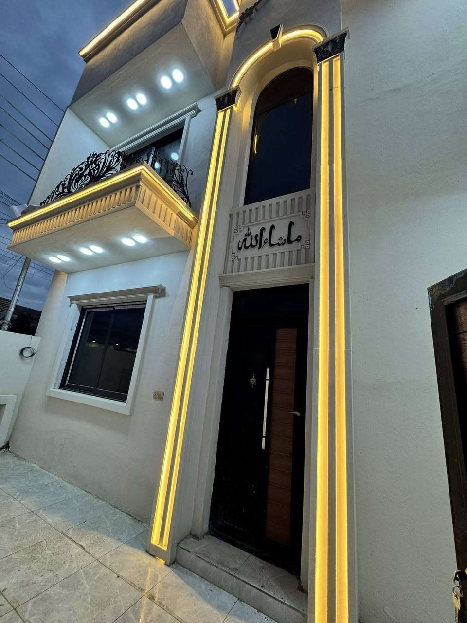 السلام عليكم
بيت للبيع 
طابو صرف 
140 متر 
وجه 13 
نزال 11 
بغداد المدائن سلمان باك ( البانوراما ) 
جهة المدارس 
قرب الشارع الرئيسي 
ركن على شارعين 
3 طوابق 
3 غرفة نوم 2 سويت 
4 حمامات وانتو بكرامه
بناء جديد قبل شهرين 
سعر مناسب جداً 
للاستفسار 
***********
