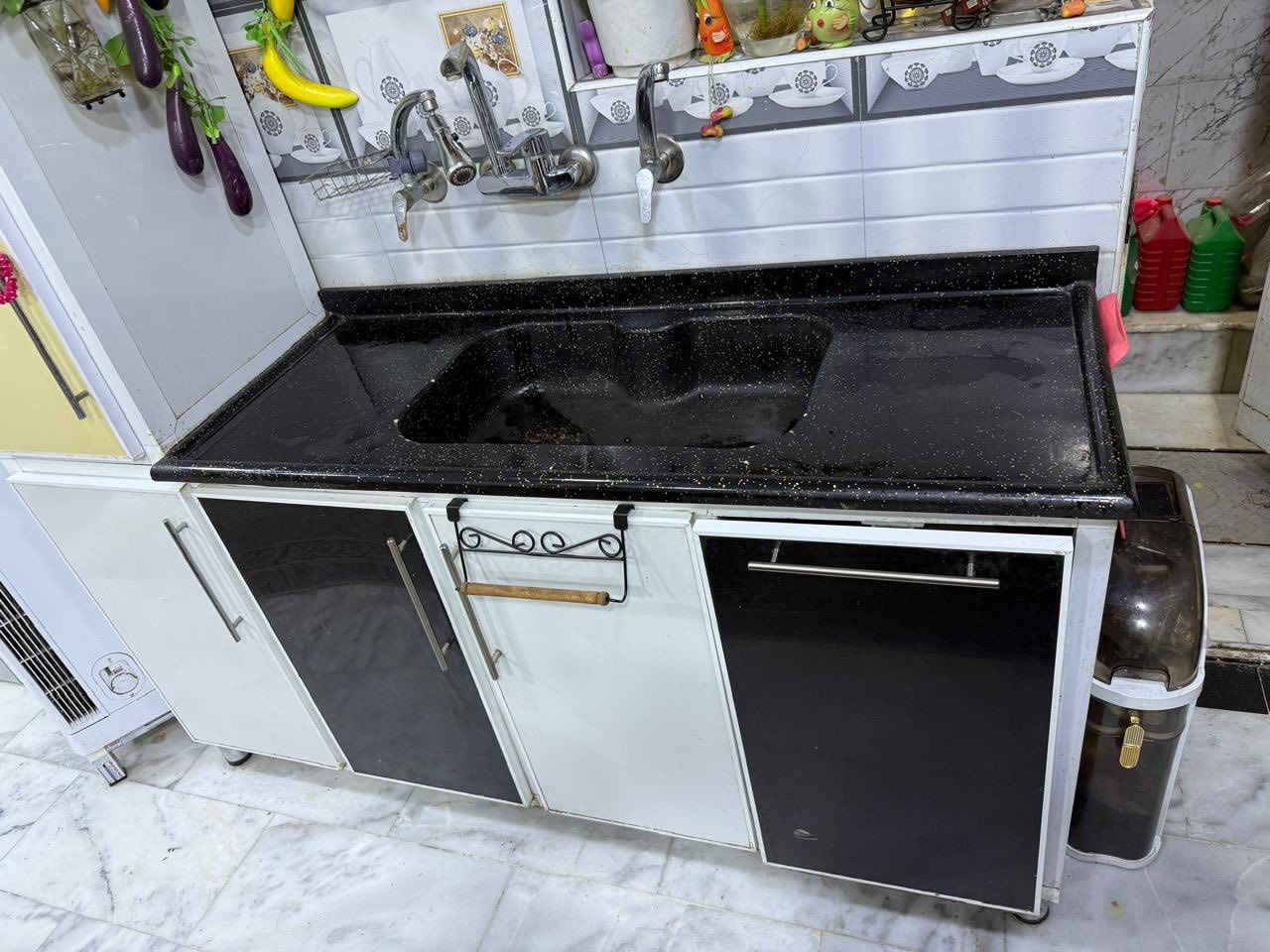 السلام عليكم 
كاونتر كامل مع سنك بدون طباخ
مكان بغداد حي الحسين 
الرقم ***********
