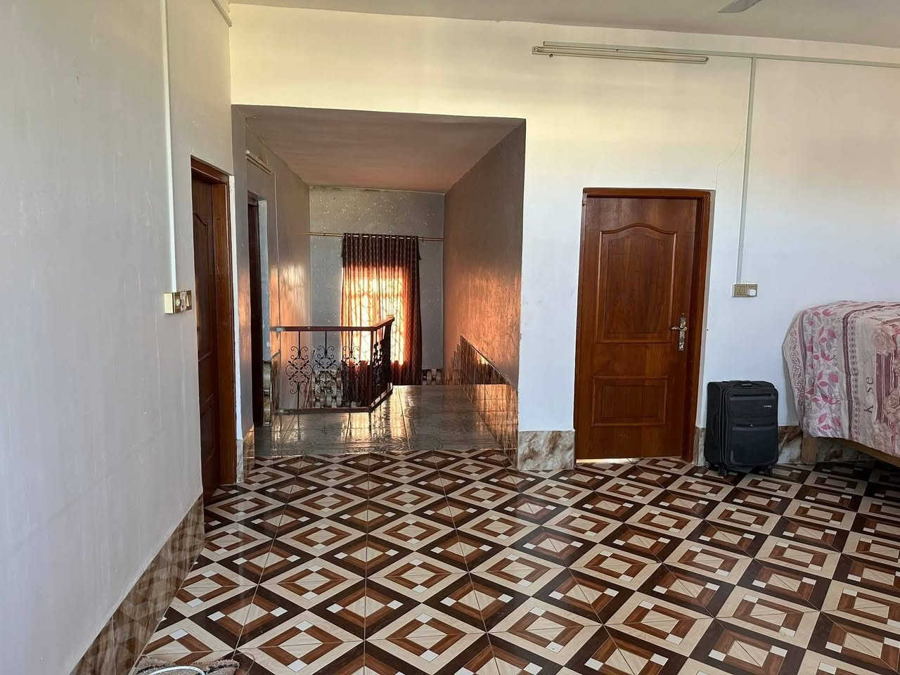 دار للبيع - حديثة منطقة السراي وادي الخمسة قرب مسجد السنة
يتكون الدار من طابقين - الطابق الأول ديوانية سقوف ثانوية - هول سقوف ثانوية كليدور
غرف نوم عدد واحد ١
ممر داخلي
مطبخ
حمامات داخلية وخارجية
الطابق الثاني ثلاث غرف مع مجمع ممر
كراج
محلات عدد ٢
بناء الطابق الأول حجر
بناء الطابق الثاني بلوك كبس
جنس العقار طابو صرف - تنازل مباشر
المساحة الكلية ٨٤٦ متر
للمزيد من التفاصيل يمكنكم الأتصال على الرقم ***********

