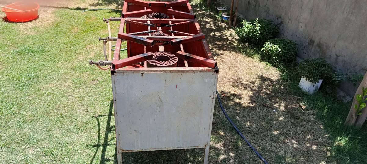 سلام عليكم طباخ للبيع 3عيون ثنين كبار وحده زغيره تسكام يفيد اصحاب المواكب سعر 60وبي مجال ***********
