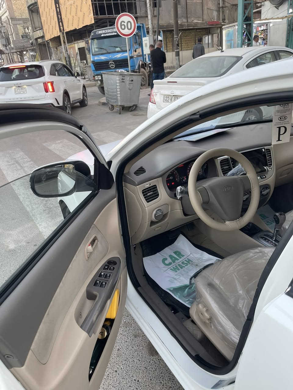 KIA Rio 
للبيع مديل :2012 
محرك : 1600 
محركه جديد تبريد كامله عله 24  حبايه 
حداديه جديده 
رقم اربيل الجديد باسمي 
هزه جديده 2030
شاشه جبيره كامره خلفيه 
داش كام اصلي 
اشاير بل المري 
تخم تاير جديد 
الساره مكفوله ما عده قطعتين بارد بارد 
شويه 
رقم الهاتف : ***********
