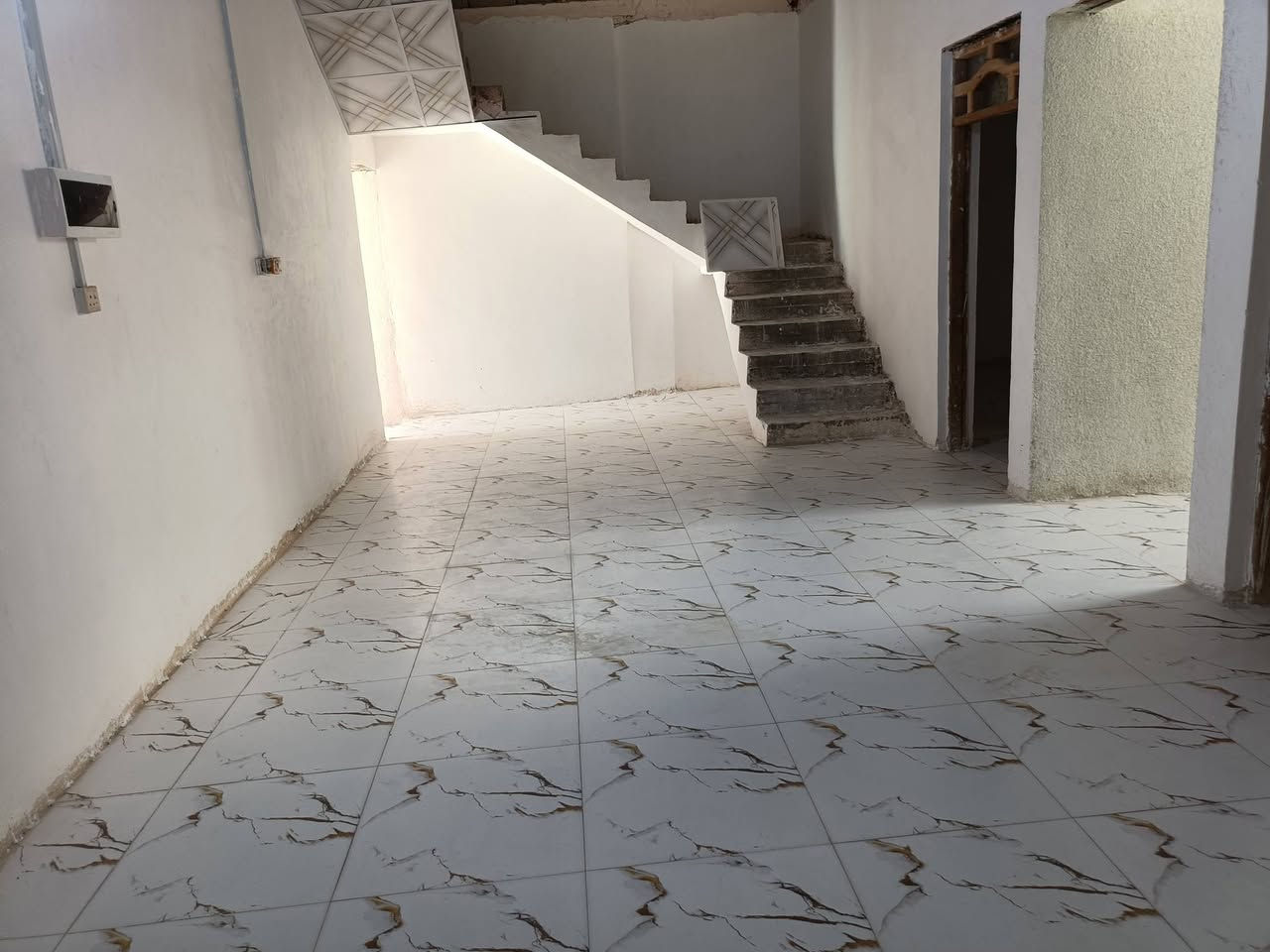 بيت ركن 200بحي سبل الاوله بناء جديد شارع المدرسة ماء ومجاري وكهرباء بلباب مشمول بتطويب صب كونكريت بتلو وسقف يتكون من ديوانيه 4/8وصاله 4/10وغرفتين 5/5ومطبخ 5/3ونص وصحيات داخليه وخارجيه ***********
