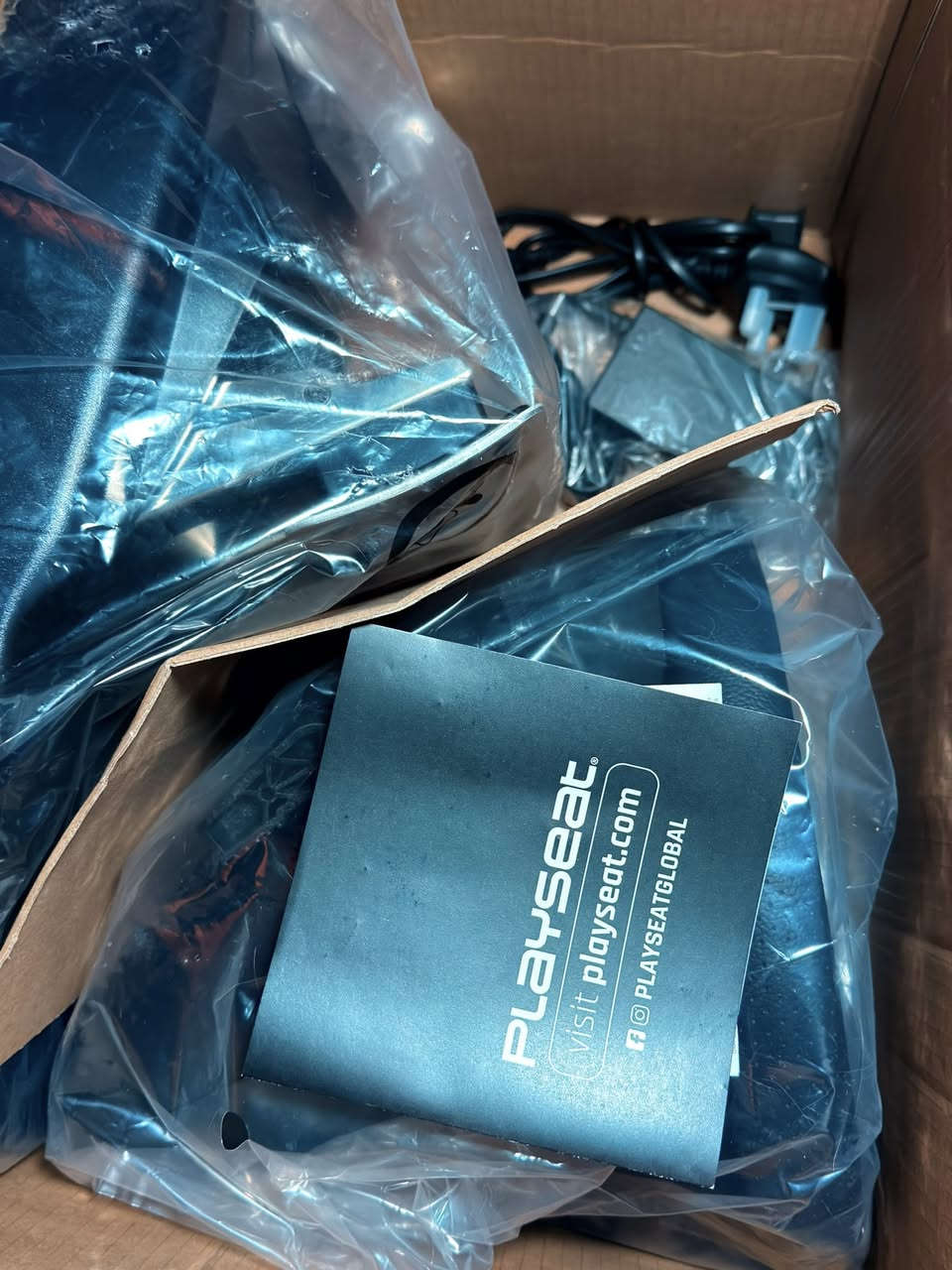 للبيع: دركسون Logitech G29 (جديد زيرو)
🏎️ للبيع: دركسون Logitech G29 (جديد زيرو)
السلام عليكم شباب..
عندي دركسون Logitech G29 Driving Force للبيع، الجهاز غني عن التعريف لمحبي المحاكاة والسباقات (هجولة، فورزا، يورو تراك).
📝 تفاصيل الجهاز:
• الحالة: جديد زيرو، فقط مفتوح من الكرتونة للتأكد من المحتويات (بعده بليبلاته).
• الملحقات: الكرتونة كاملة مع المقود (الستيرن)، الدواسات (البريك والبنزين)، وكل الوايرات الأصلية.
• التوافق: يشتغل على PS5, PS4, PC.
⚙️ المميزات:
• نظام Force Feedback بمحركين (تحس بكل رجمة وطسة بالشارع).
• جلد أصلي وخياطة يدوية، ملمس فخم جداً.
• عتلات تبديل نمرة (شفتات) خلف المقود.
💰 السعر: [250 الف]
📍 المكان: [اربيل]
🚚 التوصيل: [يوجد توصيل / أو الاستلام مباشر]
للتواصل: راسلني على الخاص أو اتصل على الرقم: [***********]
