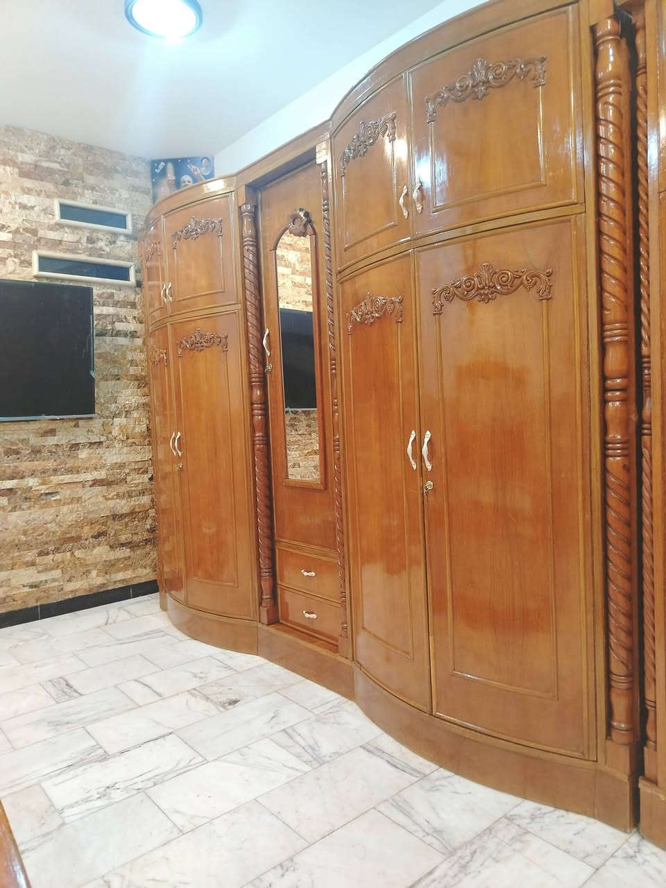 غرفة نوم تسكام صاج داخل وخارج شغل ثقيل استعمال قليل مابيها اي ضرر تكمه مكفوله من الشخط تكمه الواقع احله من الصور العنوان حلة حي الجزائر ***********. ***********

