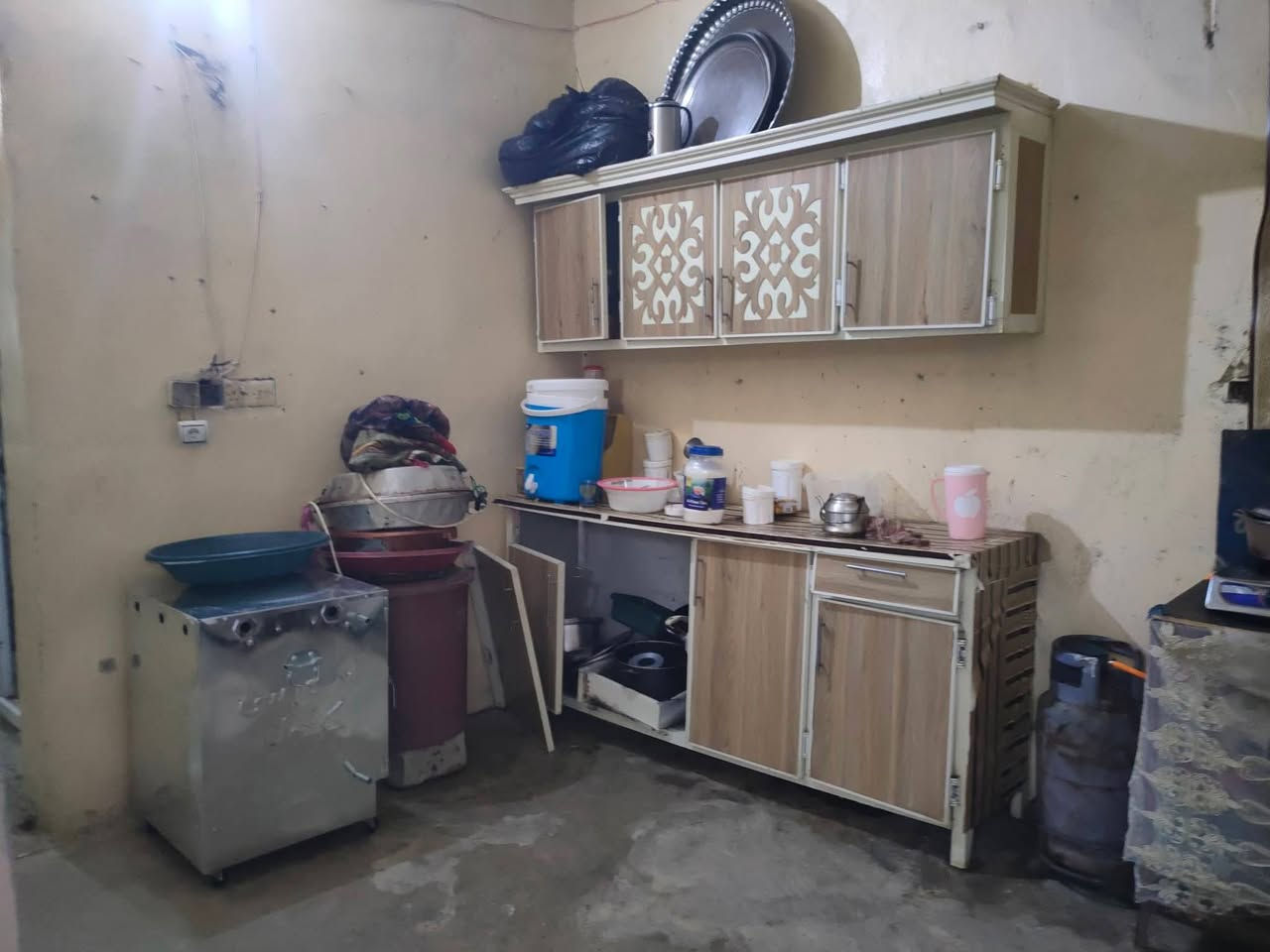 سلام وعليكم
اخوان البيت للبيع مساحته 200متر ممر داير حبل يتكون 
من غرفتين واستقبال وهول وكراج وصحيات موقع حي العروبه للاستفسار اكثر اتصل فيس مامتواجد ***********___***********
