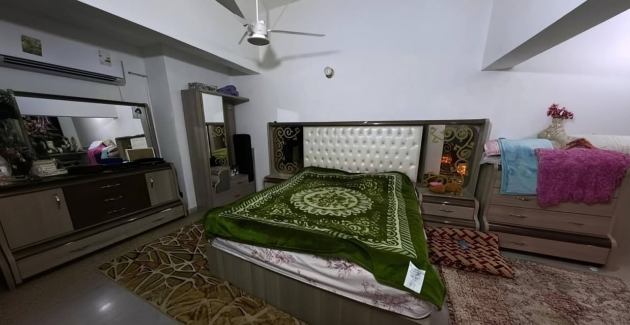 مساحة 132متر طابو صرف 
الشقة اخت الديلوكس
صايرة بالعمارات الي مقابيل مستشفى التركي مجاور جسر الطهمازية
عمارة 9 شقة6 طابق الثالث 
بيها موجر ينطي شهريا350  المشتري يريد يبقي يريد ينطي مهلة ويطلع
سعرها 90 مليون غير قابل للتفاوض
⸻

📞 للتواصل والاستفسار:
***********

🔗 روابط الصفحات:
✨ واتساب:
wa.me/9647803663401

✨ فيسبوك:
https://www.facebook.com/profile.php?id=61558774834157&mibextid=LQQJ4d

✨ انستكرام:
https://www.instagram.com/ameer.witwit24?igsh=anh5eHY1Zjl0Zm42

🌐 مواقع التواصل – أمير وتوت للاستثمار العقاري
