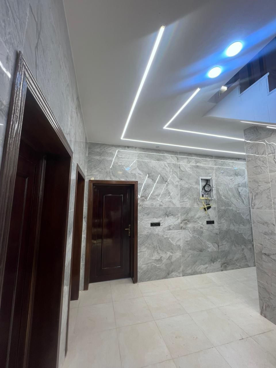 خلف جامعة بابل طريق حله  نجف سند 25 التحويل مباشر كل الخدمات متوفرة  
بناء درجة أولى سنة ٢٠٢٦
٦ غرف نوم
٤ سيوتات
 6مجمعات صحية
أستقبال ١٠ في ٥
كندور ٥ في ٧
مطبخ ٥ في ٦
مطبخ حار ٣ في ٥ 
كهرباء ٢٤ ساعة 
منظومة طاقة ٤٠ 
￼ الاستفسار على هذا الرقم***********
