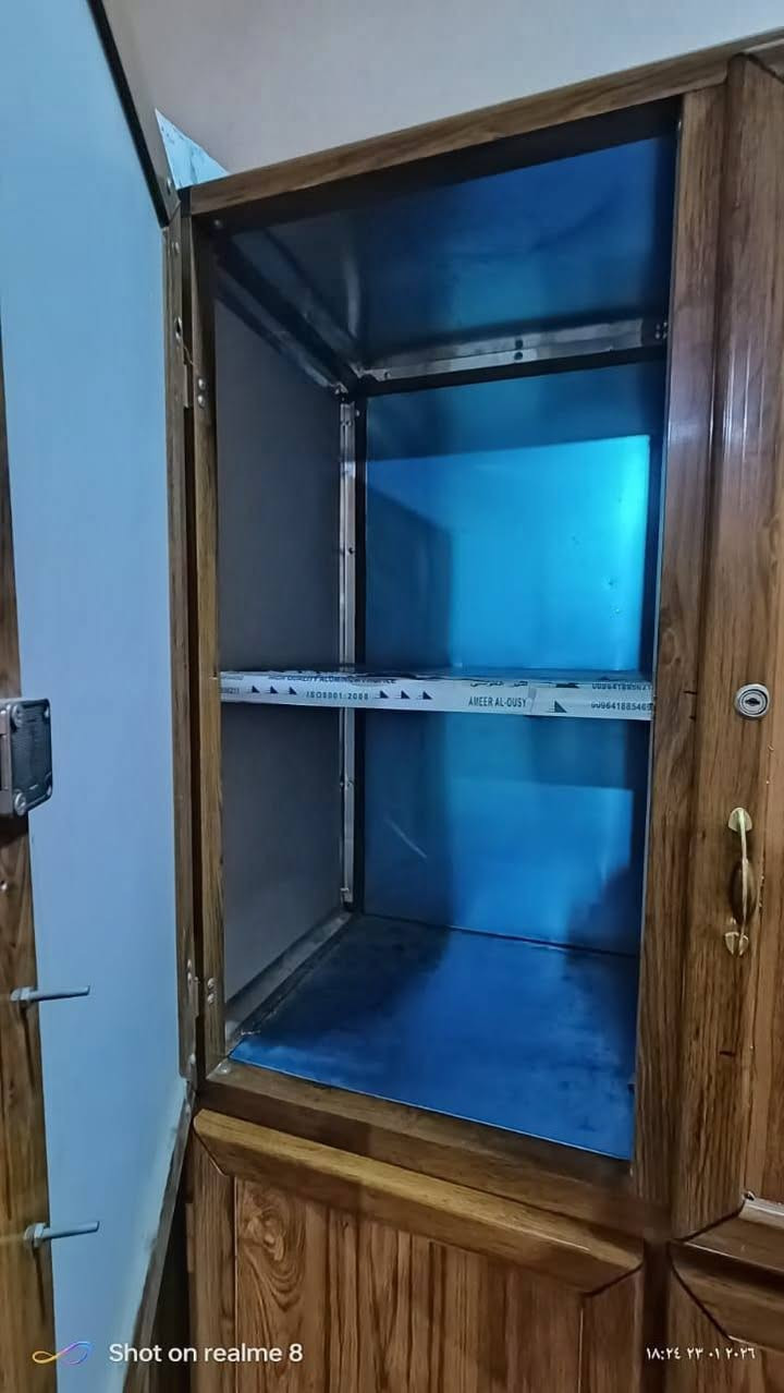 السلام عليكم ورحمة الله وبركاته 
قنصور ألمنيوم أصلي للبيع
نظيف جداً 💯
أربع أبواب  مقطعه 

السعر 200 ألف و بي مجال 
الموقع: سديرة وسطى
للاستفسار ***********
